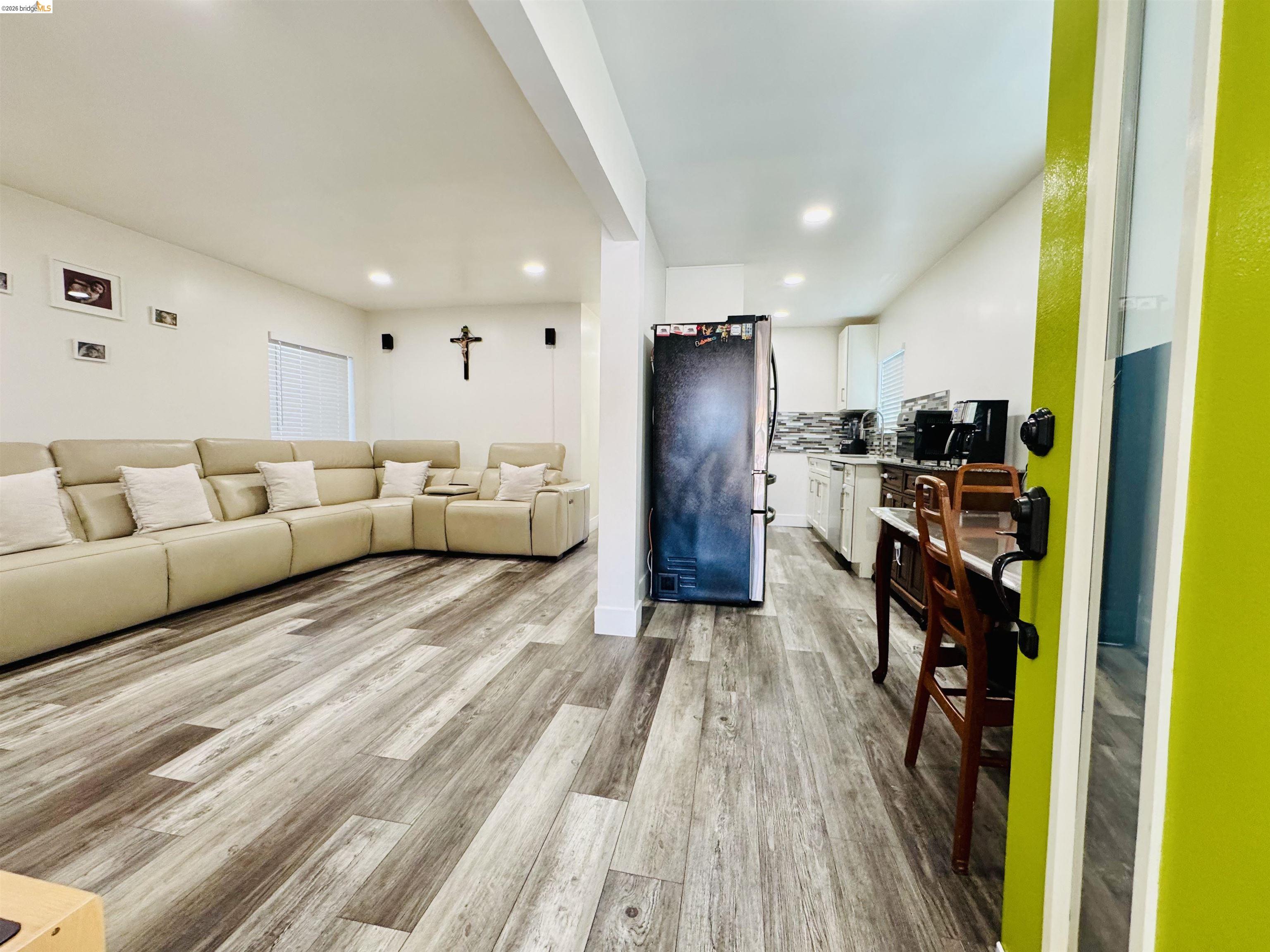 Detail Gallery Image 2 of 18 For 418 Douglas Ave, Oakland,  CA 94603 - 2 Beds | 1 Baths