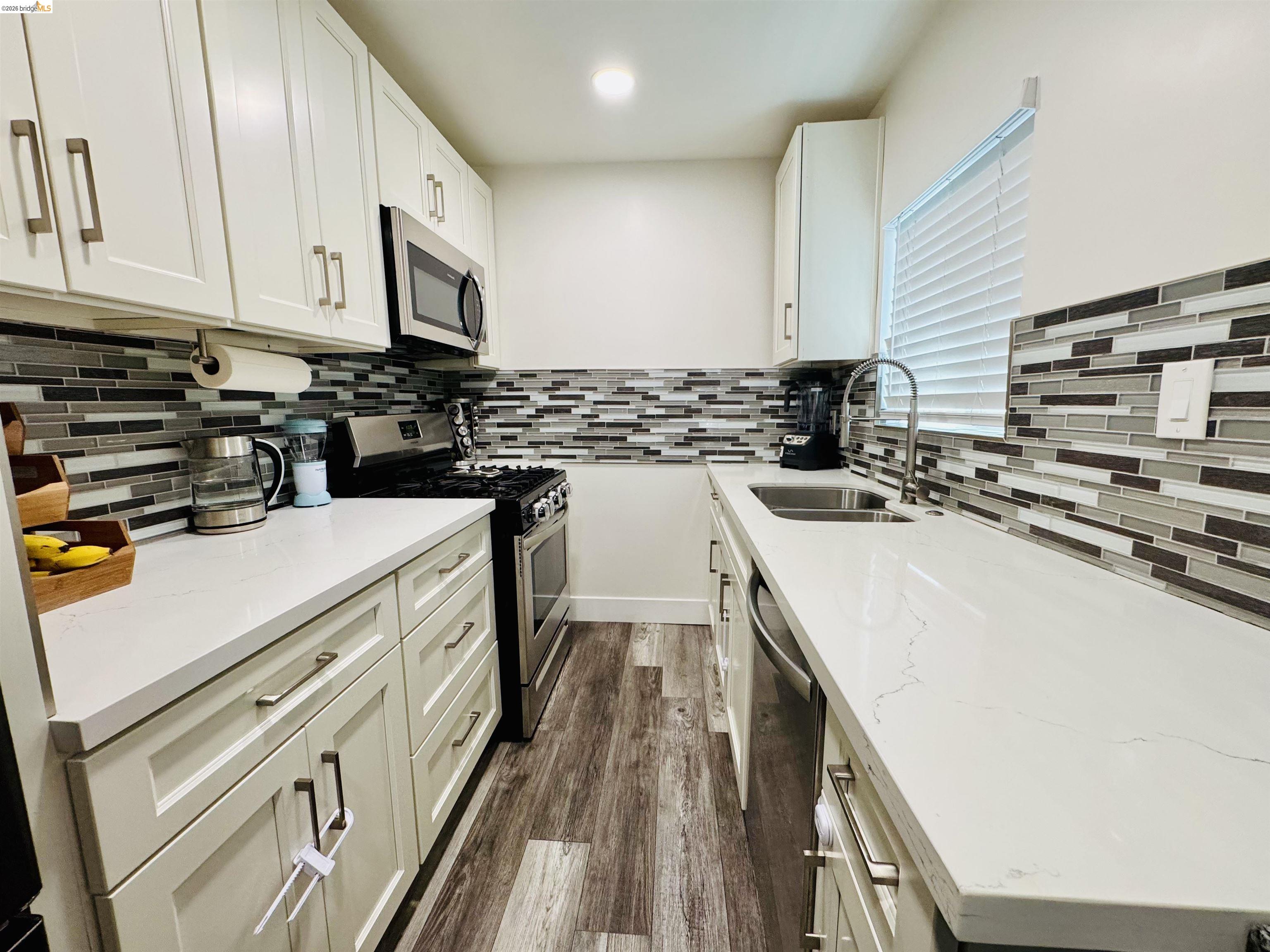 Detail Gallery Image 3 of 18 For 418 Douglas Ave, Oakland,  CA 94603 - 2 Beds | 1 Baths