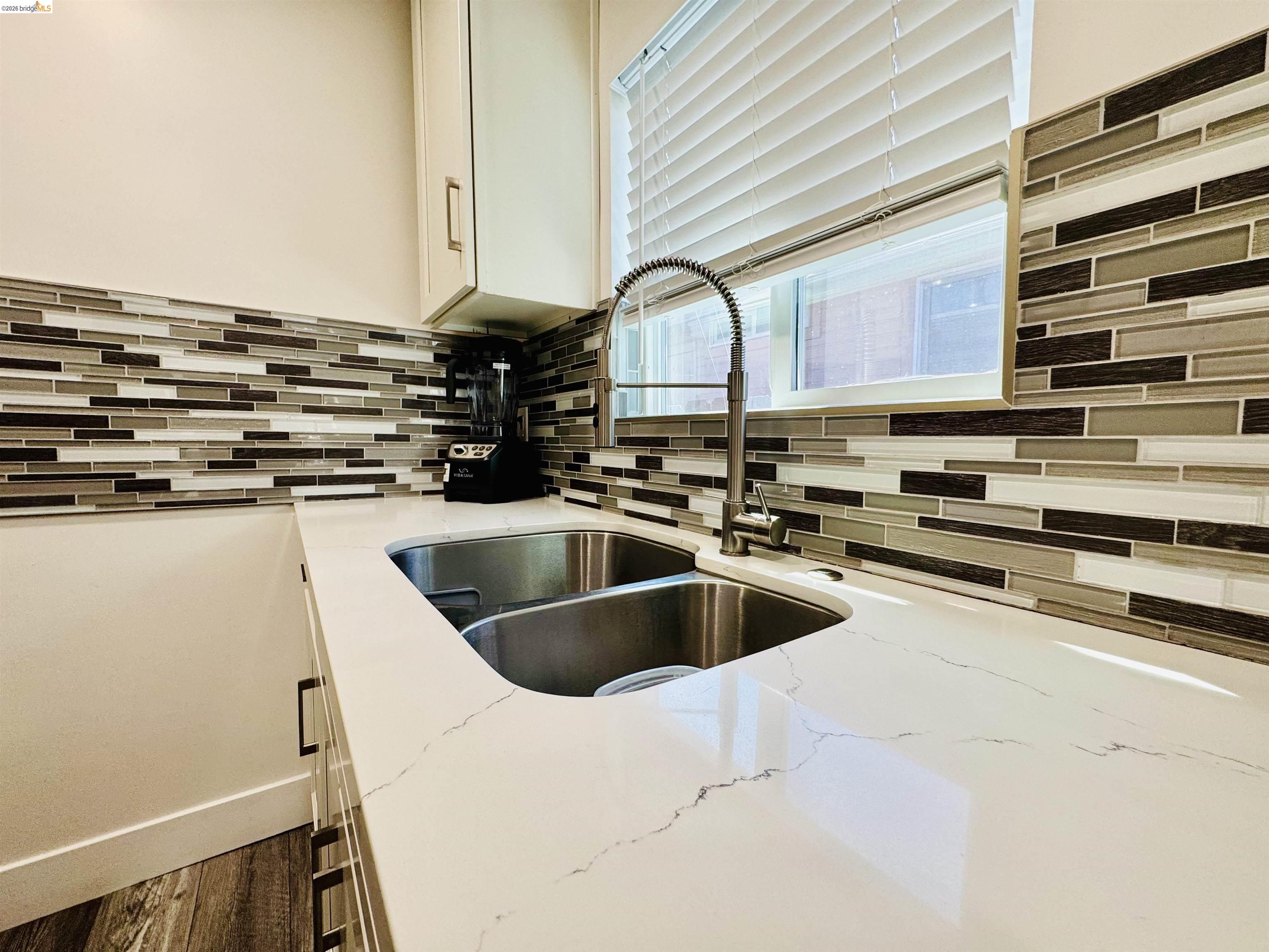 Detail Gallery Image 4 of 18 For 418 Douglas Ave, Oakland,  CA 94603 - 2 Beds | 1 Baths