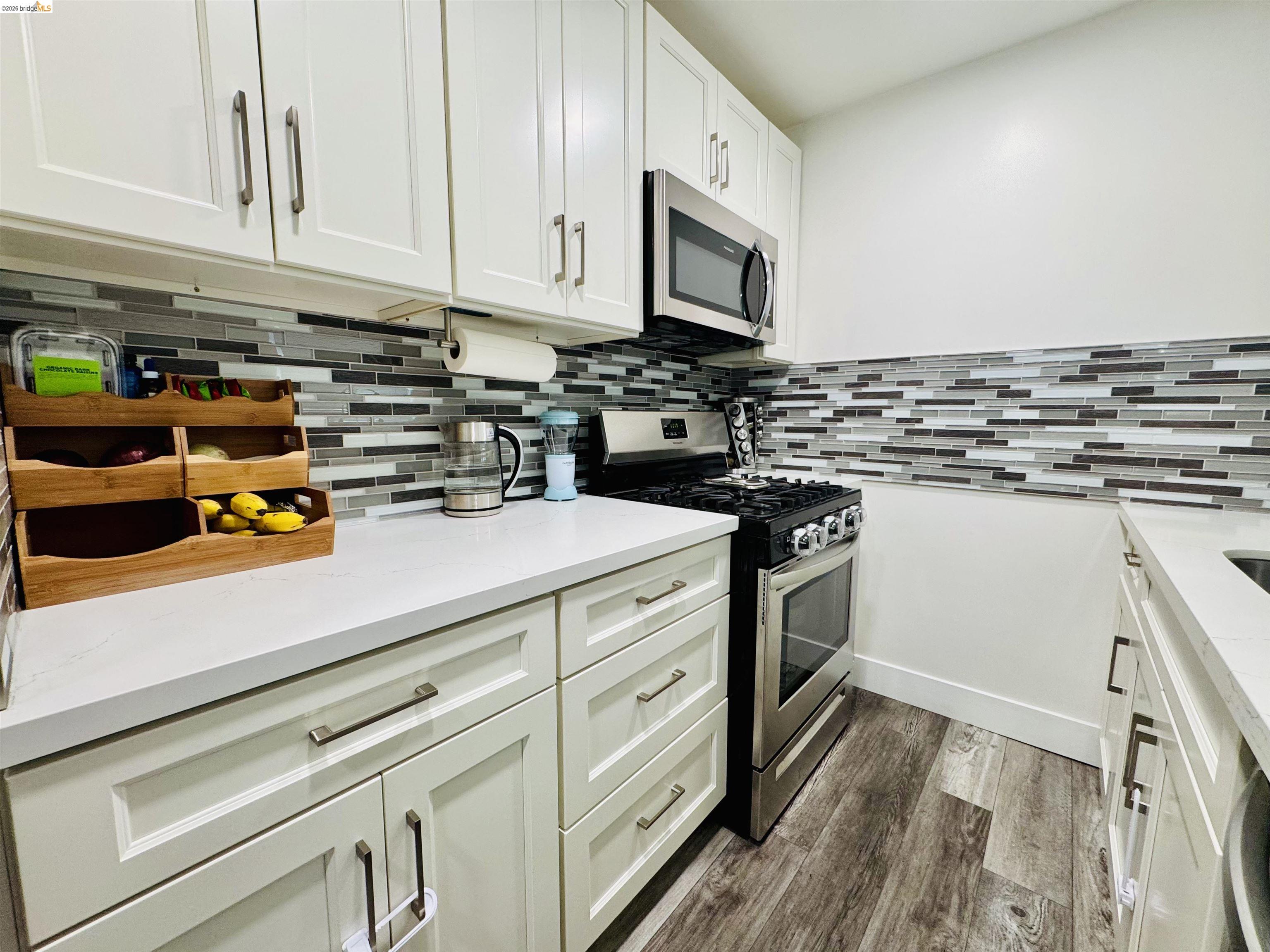 Detail Gallery Image 5 of 18 For 418 Douglas Ave, Oakland,  CA 94603 - 2 Beds | 1 Baths