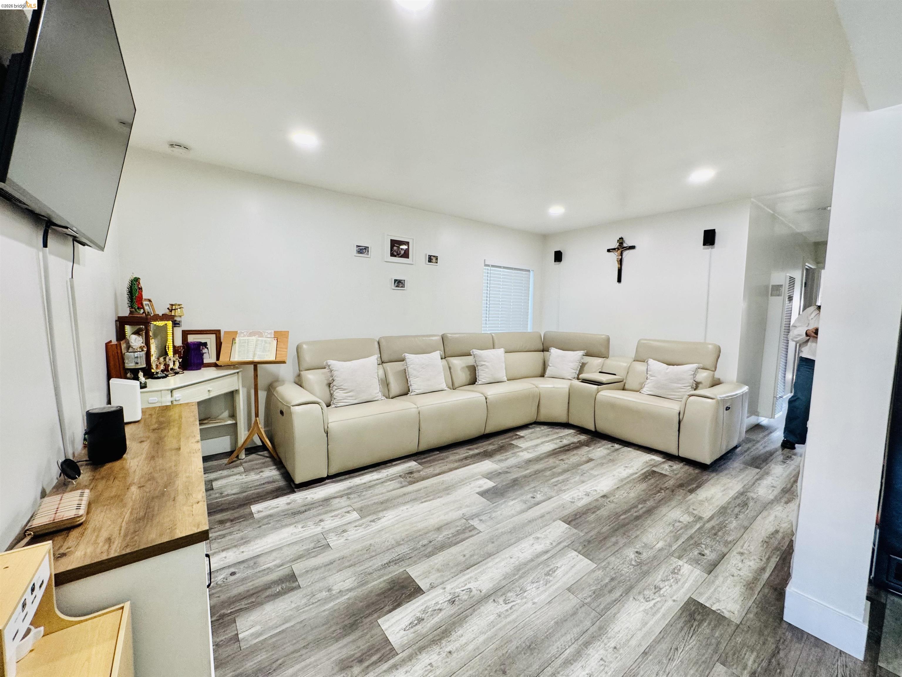 Detail Gallery Image 6 of 18 For 418 Douglas Ave, Oakland,  CA 94603 - 2 Beds | 1 Baths