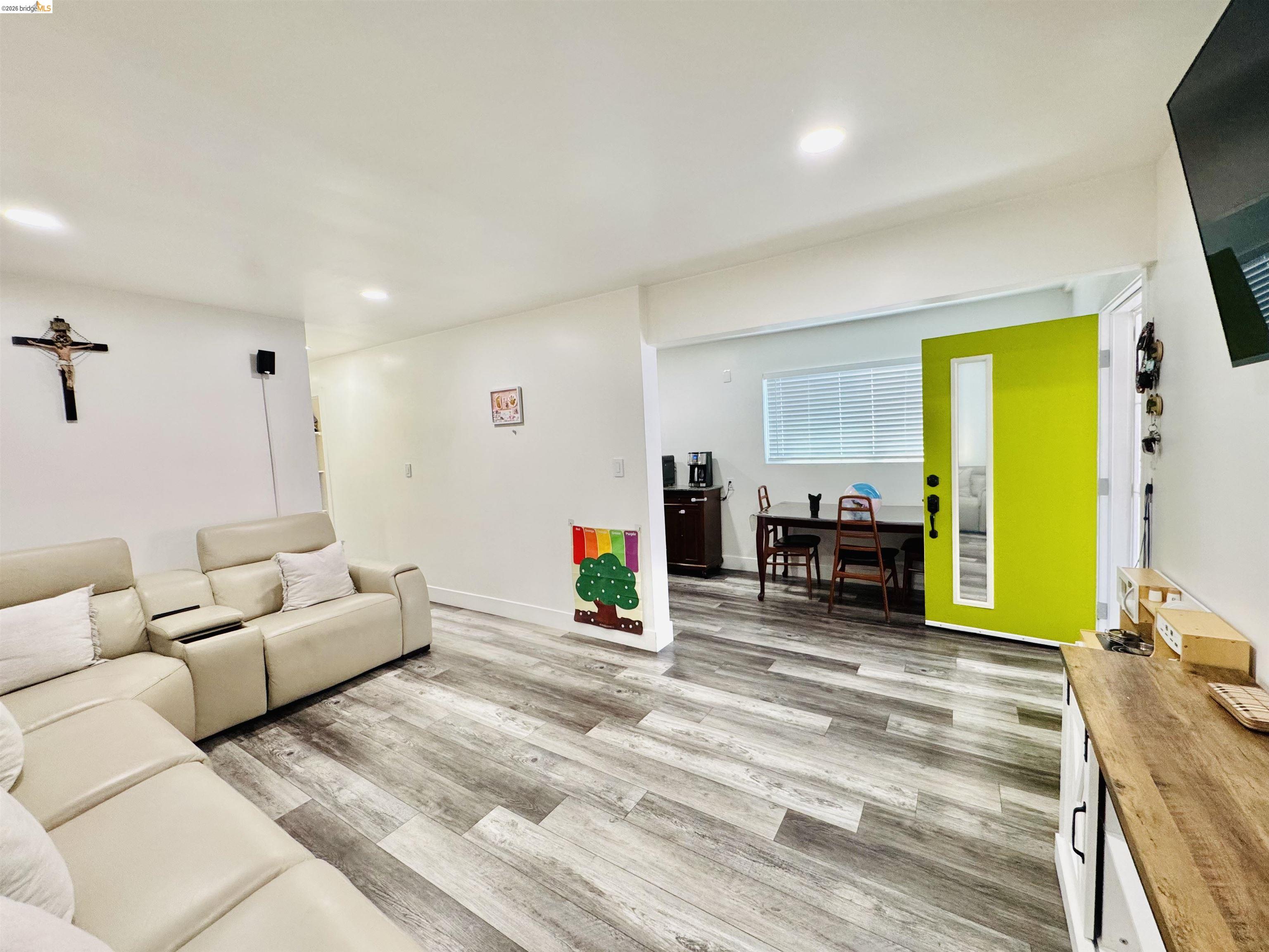 Detail Gallery Image 7 of 18 For 418 Douglas Ave, Oakland,  CA 94603 - 2 Beds | 1 Baths