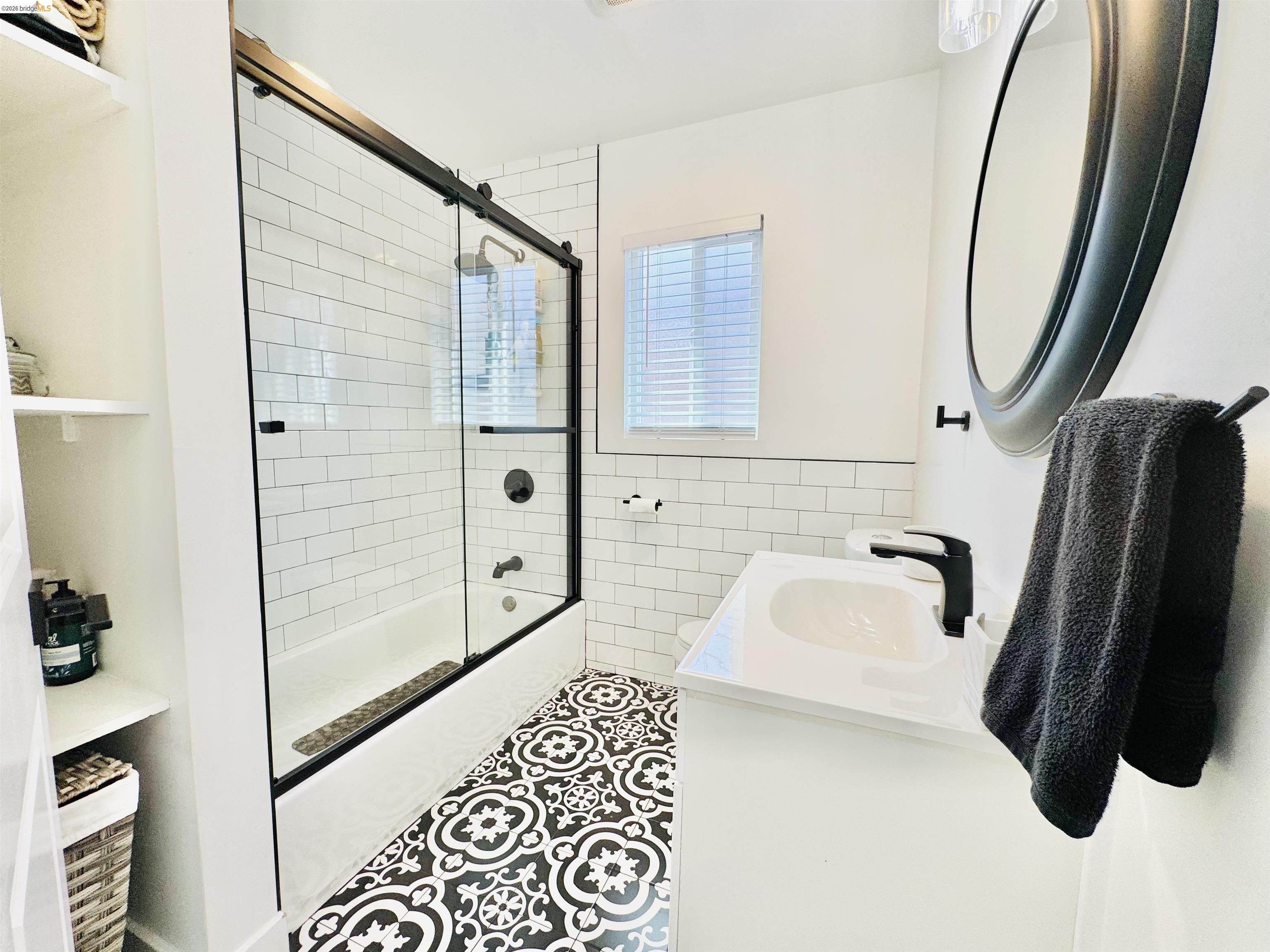 Detail Gallery Image 8 of 18 For 418 Douglas Ave, Oakland,  CA 94603 - 2 Beds | 1 Baths