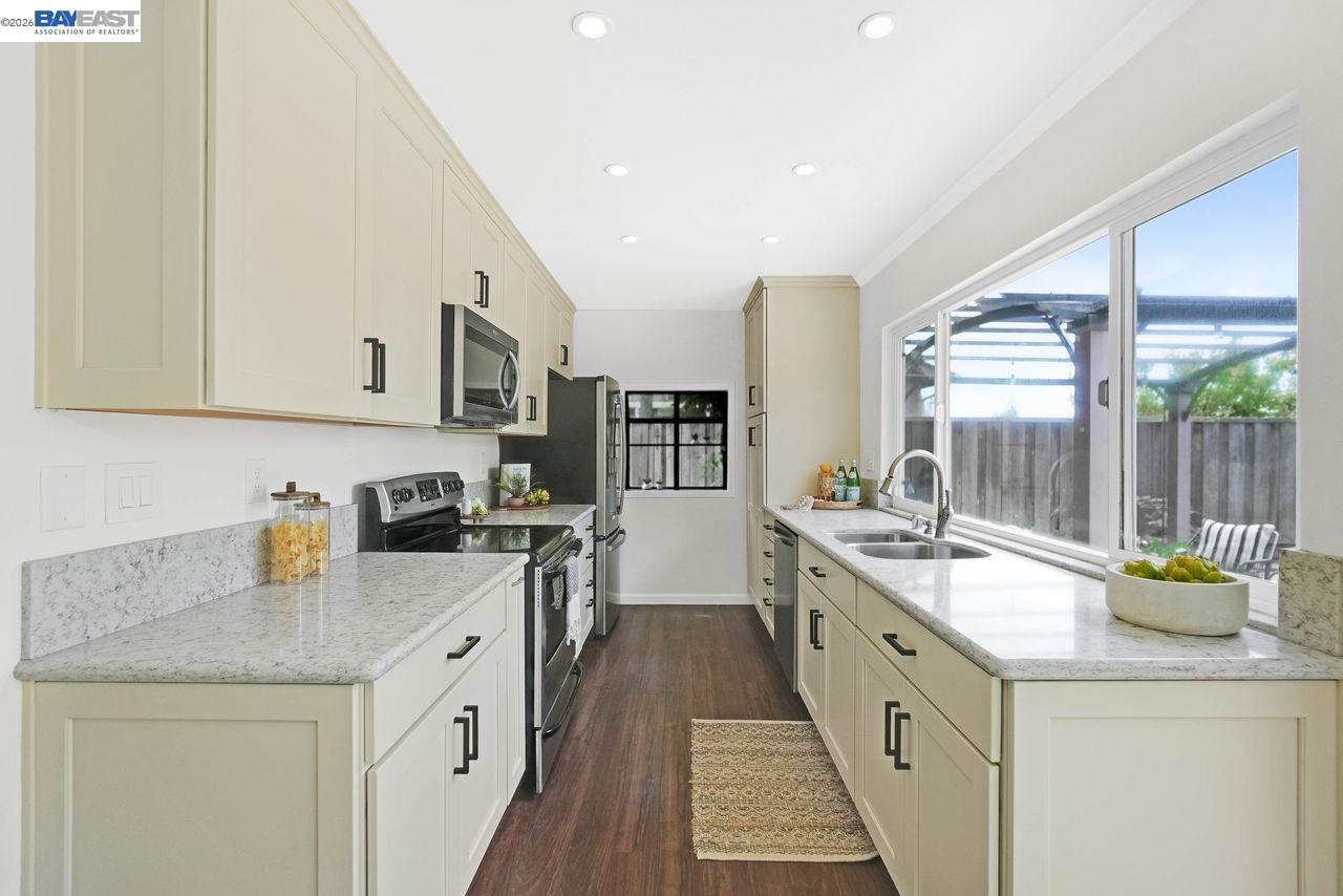 Detail Gallery Image 15 of 51 For 8135 Merion Dr, Newark,  CA 94560 - 4 Beds | 2/1 Baths