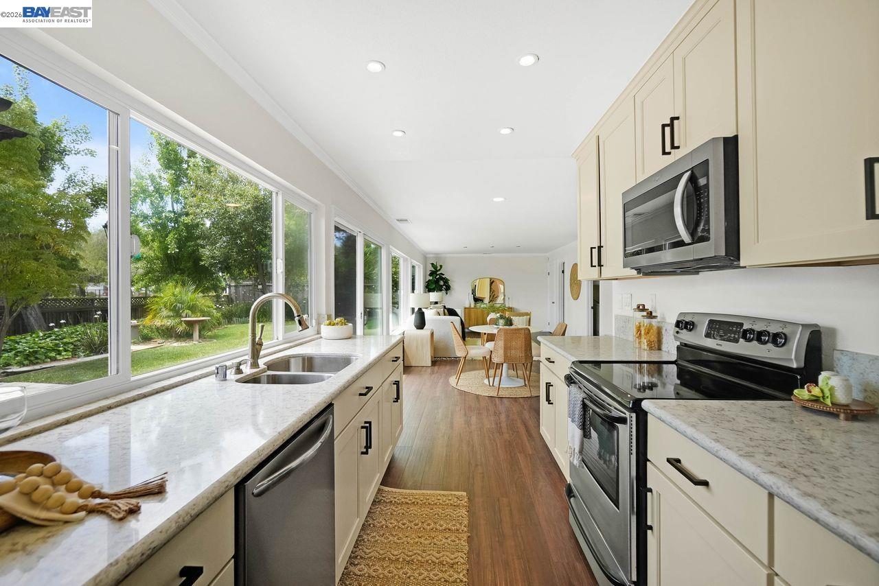 Detail Gallery Image 16 of 51 For 8135 Merion Dr, Newark,  CA 94560 - 4 Beds | 2/1 Baths