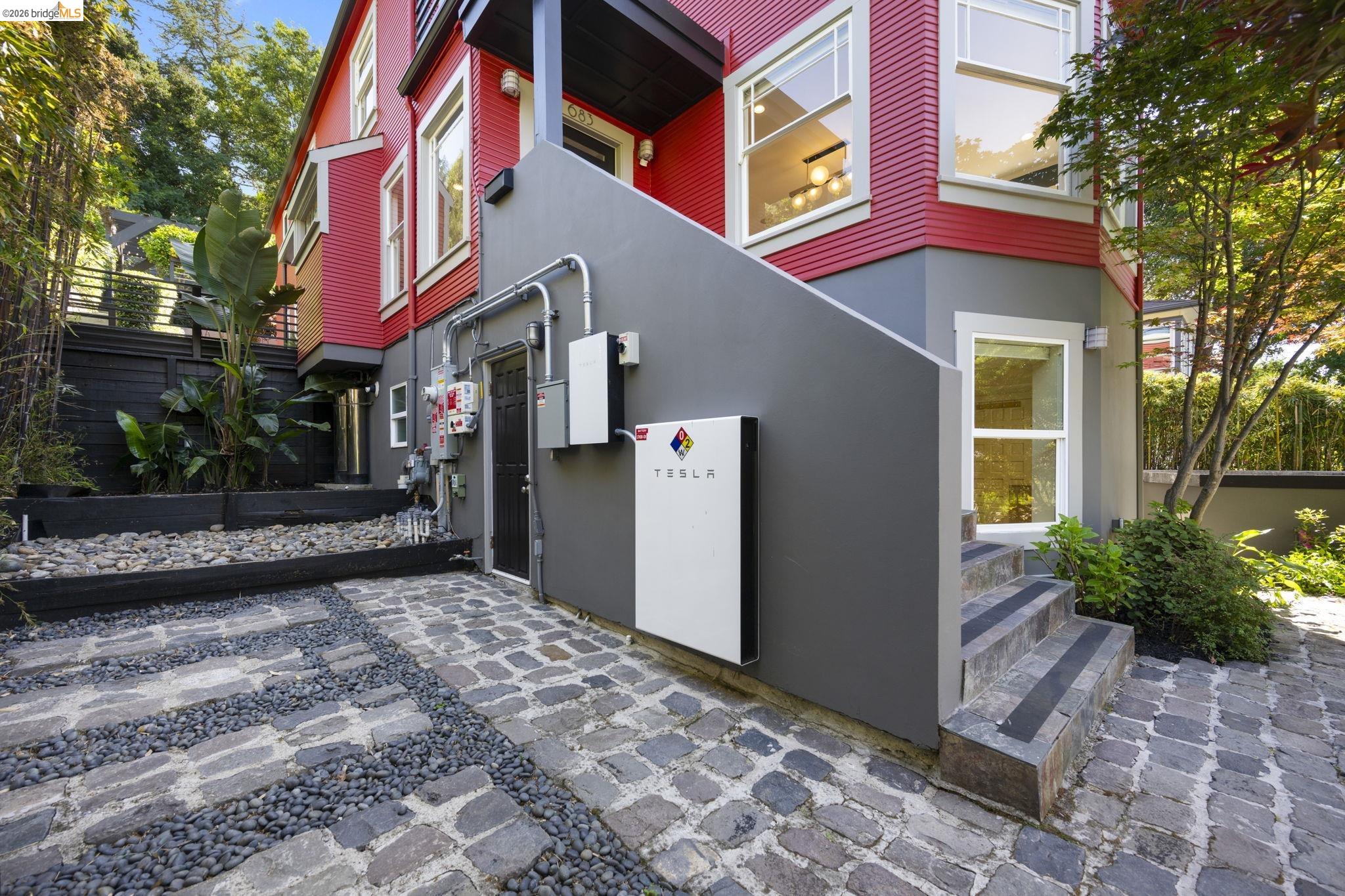 683 Mandana Blvd., Oakland, CA, 94610