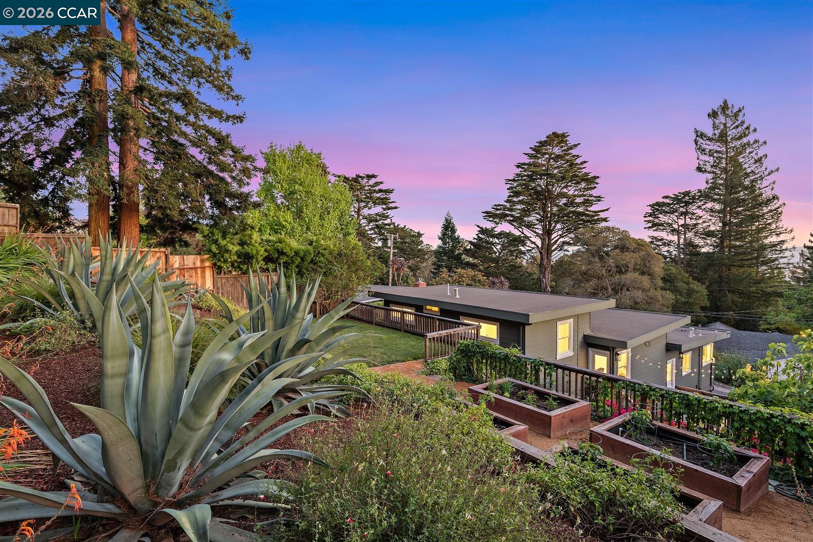 Detail Gallery Image 2 of 43 For 6555 Saroni Dr, Oakland,  CA 94611 - 3 Beds | 2 Baths