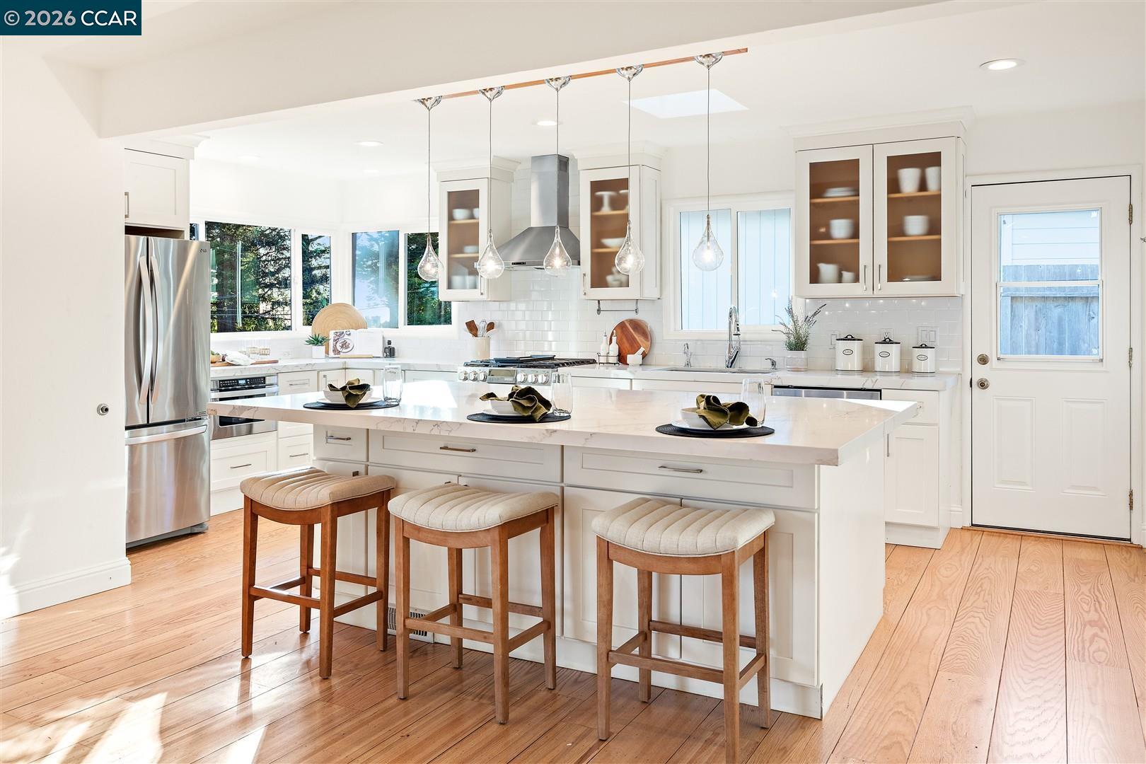 Detail Gallery Image 11 of 43 For 6555 Saroni Dr, Oakland,  CA 94611 - 3 Beds | 2 Baths