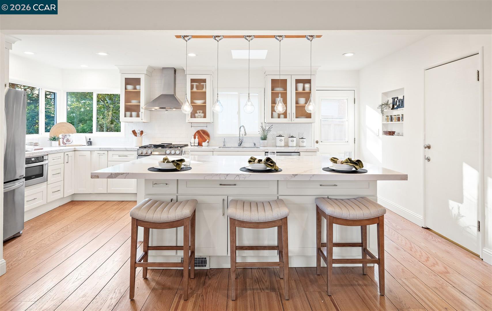 Detail Gallery Image 12 of 43 For 6555 Saroni Dr, Oakland,  CA 94611 - 3 Beds | 2 Baths