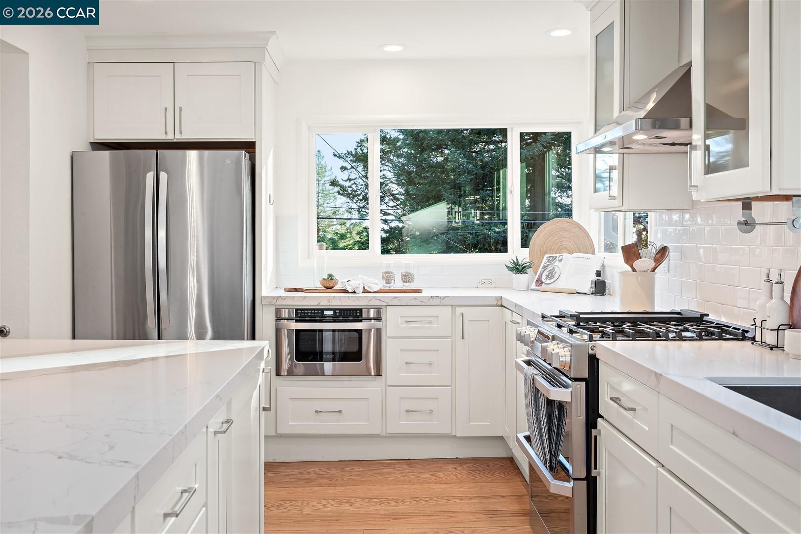 Detail Gallery Image 13 of 43 For 6555 Saroni Dr, Oakland,  CA 94611 - 3 Beds | 2 Baths