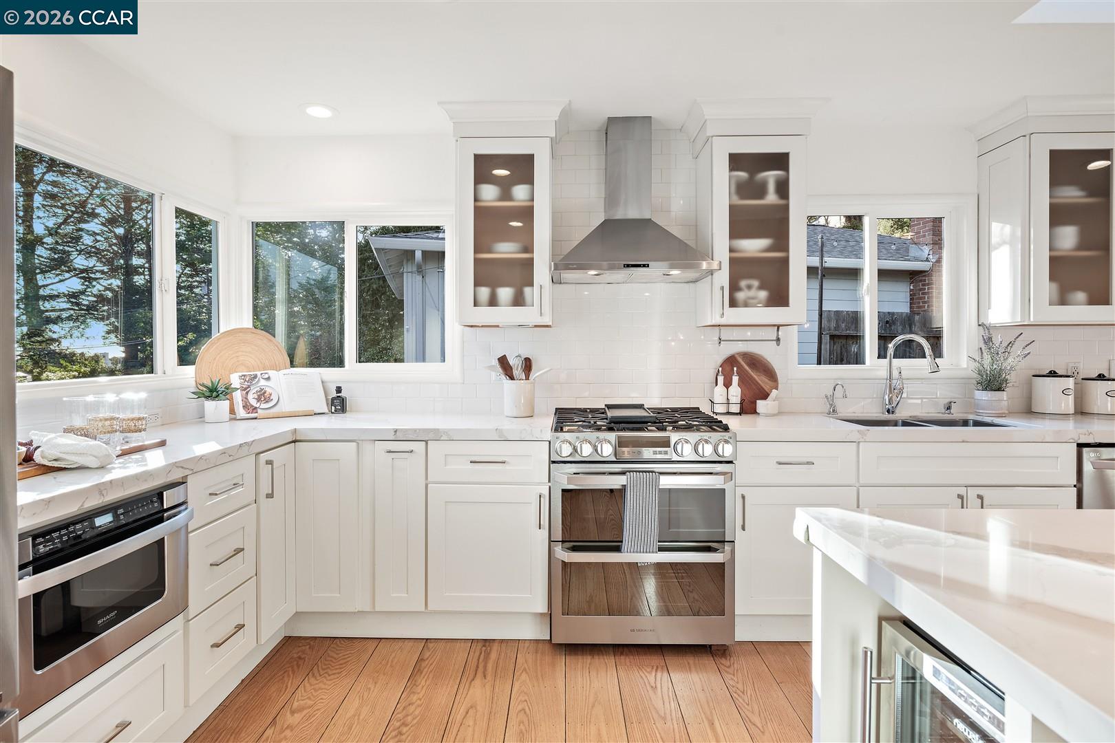 Detail Gallery Image 14 of 43 For 6555 Saroni Dr, Oakland,  CA 94611 - 3 Beds | 2 Baths