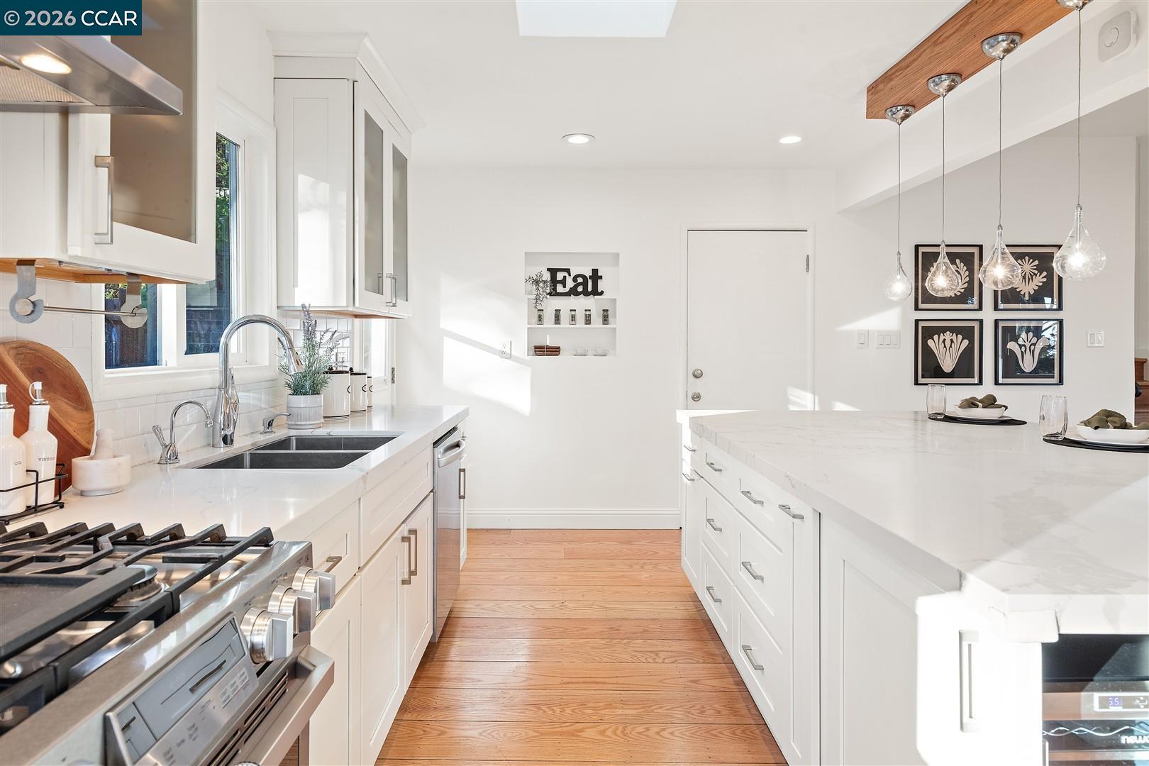 Detail Gallery Image 15 of 43 For 6555 Saroni Dr, Oakland,  CA 94611 - 3 Beds | 2 Baths