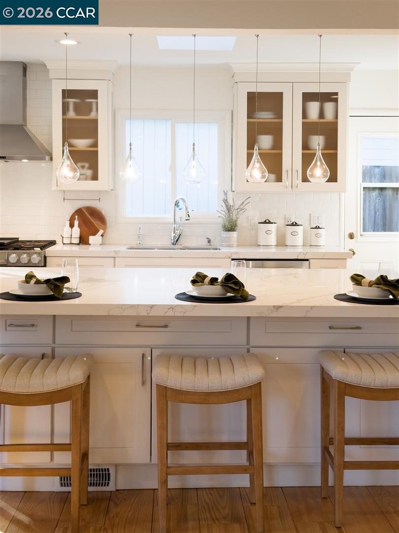 Detail Gallery Image 16 of 43 For 6555 Saroni Dr, Oakland,  CA 94611 - 3 Beds | 2 Baths