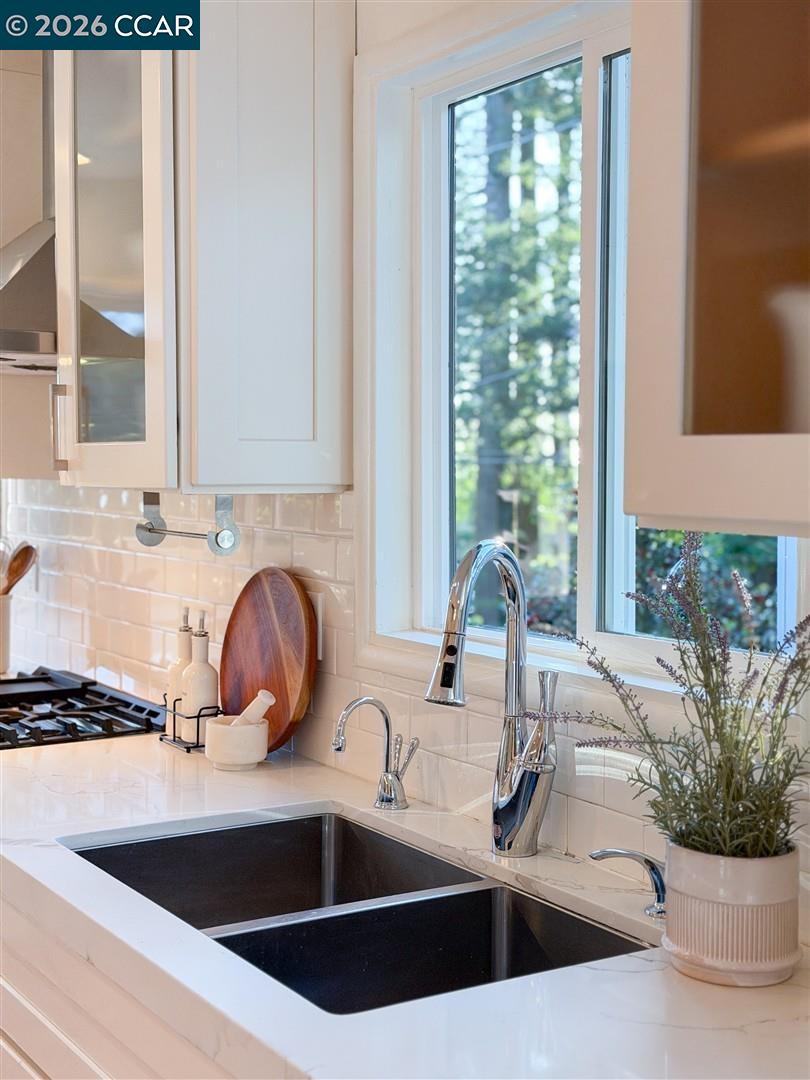 Detail Gallery Image 17 of 43 For 6555 Saroni Dr, Oakland,  CA 94611 - 3 Beds | 2 Baths