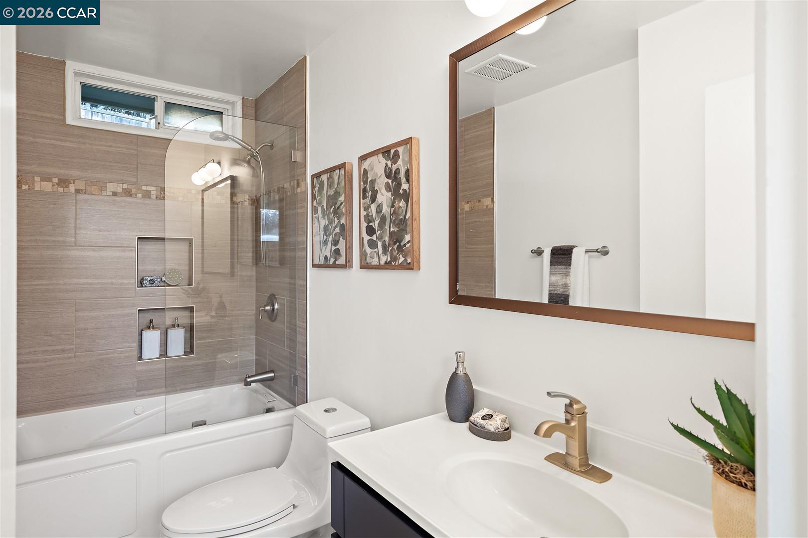 Detail Gallery Image 24 of 43 For 6555 Saroni Dr, Oakland,  CA 94611 - 3 Beds | 2 Baths