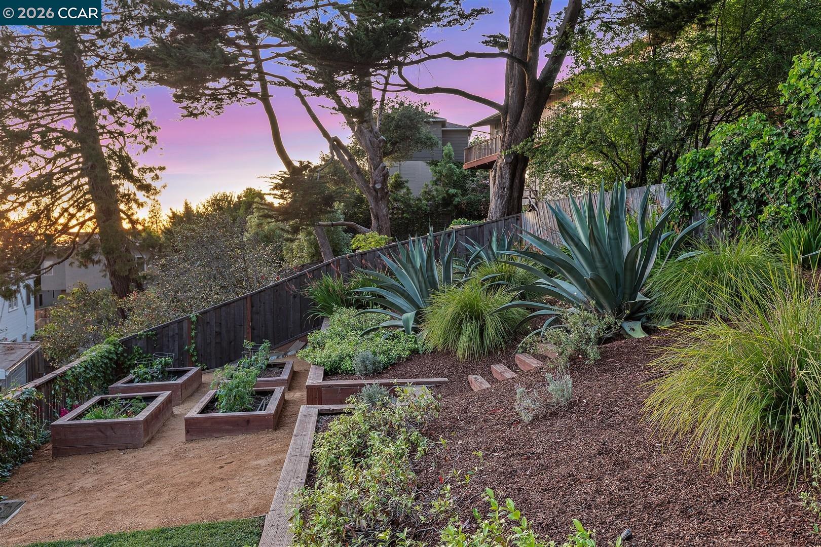 Detail Gallery Image 4 of 43 For 6555 Saroni Dr, Oakland,  CA 94611 - 3 Beds | 2 Baths