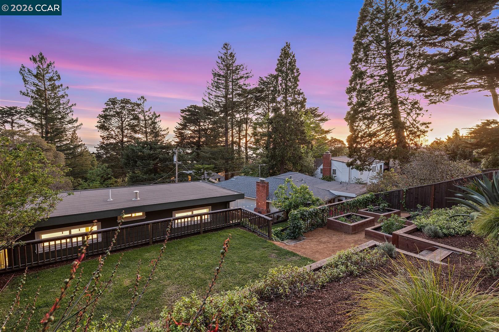 Detail Gallery Image 27 of 43 For 6555 Saroni Dr, Oakland,  CA 94611 - 3 Beds | 2 Baths