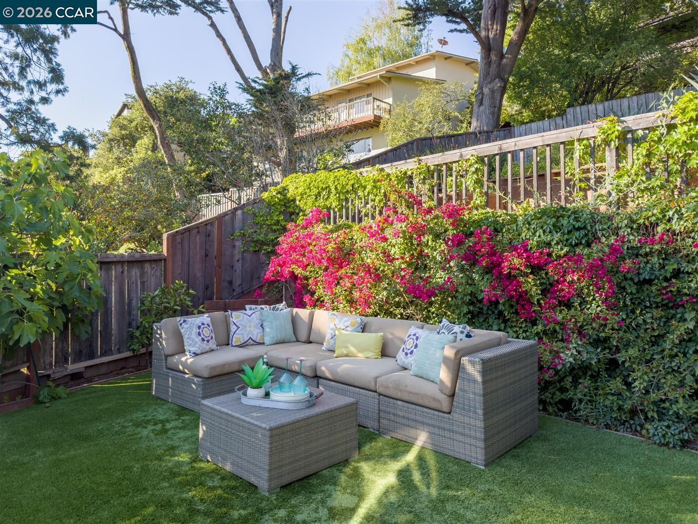 Detail Gallery Image 30 of 43 For 6555 Saroni Dr, Oakland,  CA 94611 - 3 Beds | 2 Baths