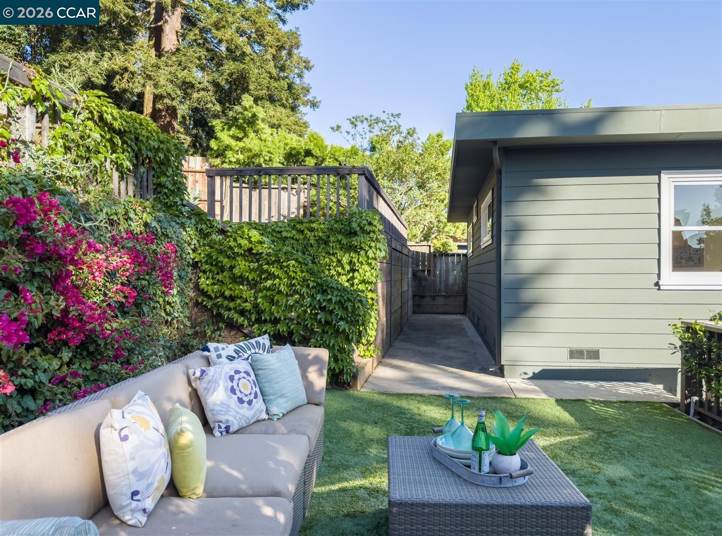 Detail Gallery Image 31 of 43 For 6555 Saroni Dr, Oakland,  CA 94611 - 3 Beds | 2 Baths