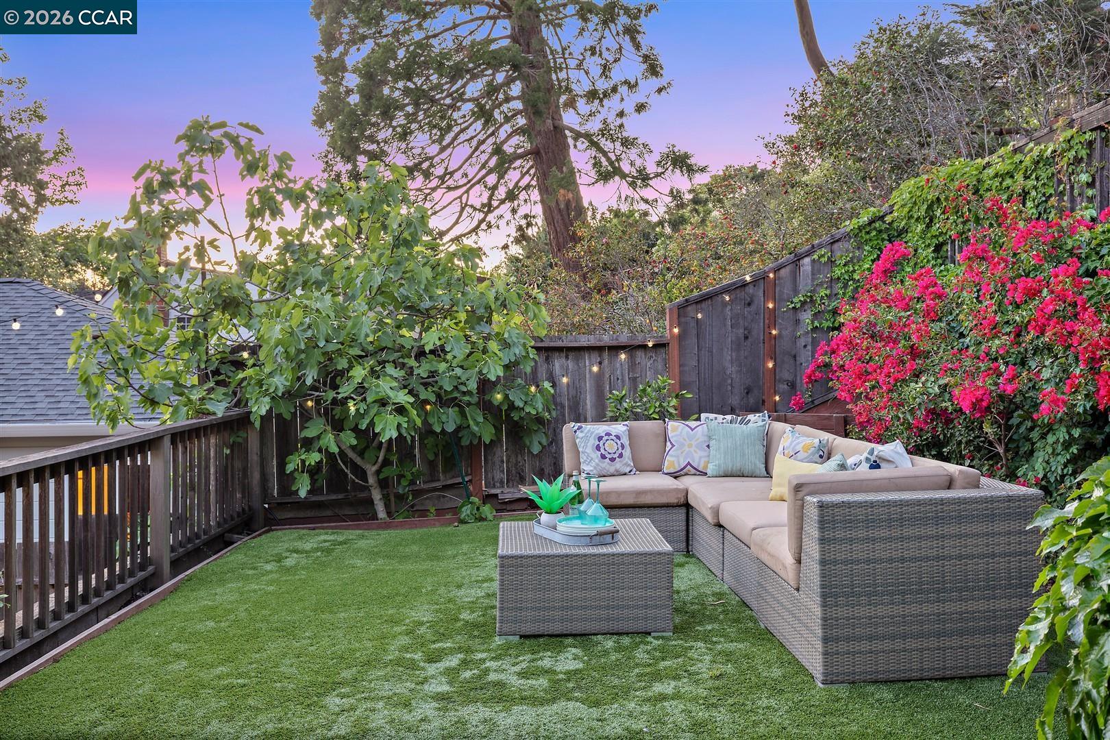 Detail Gallery Image 5 of 43 For 6555 Saroni Dr, Oakland,  CA 94611 - 3 Beds | 2 Baths