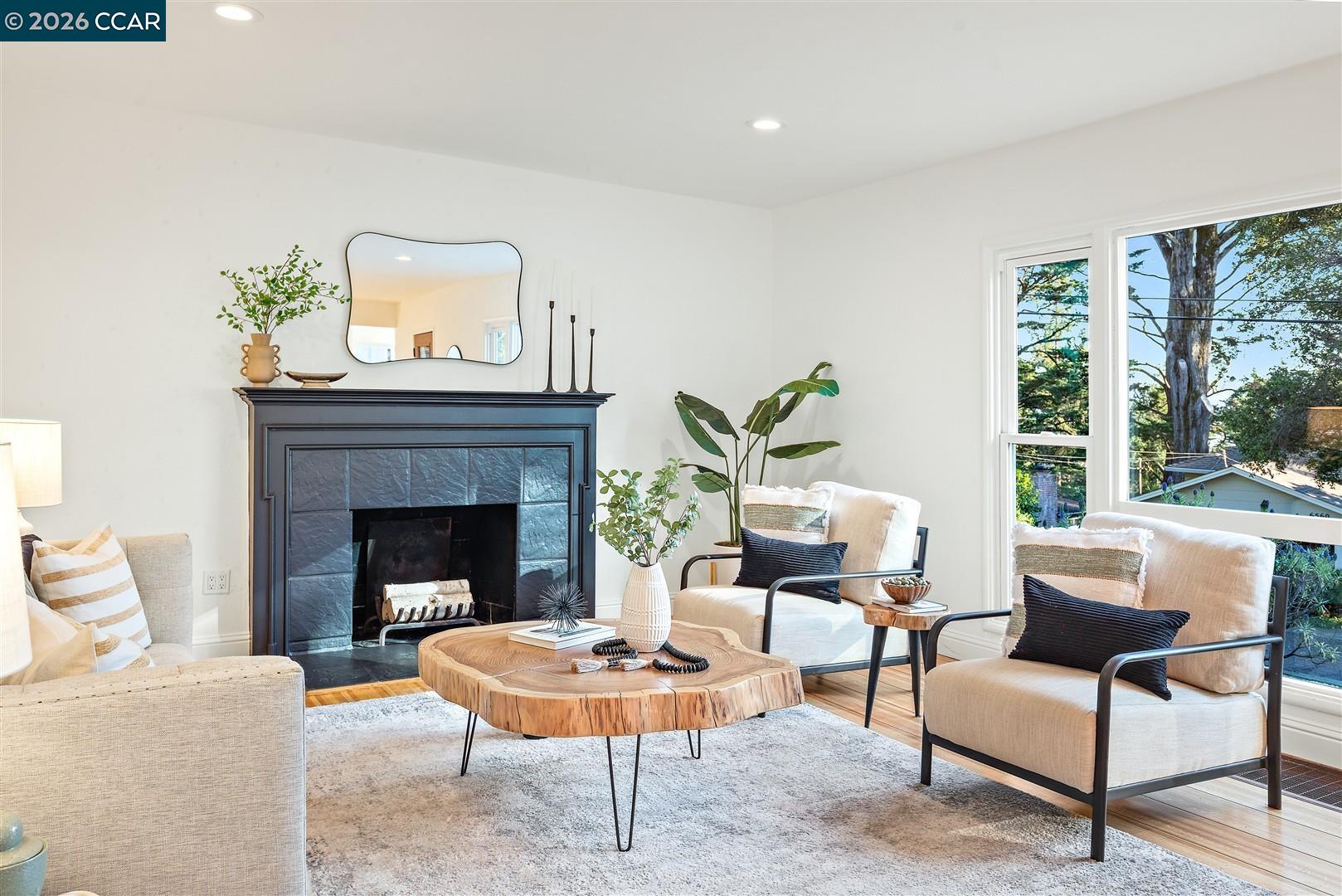 Detail Gallery Image 7 of 43 For 6555 Saroni Dr, Oakland,  CA 94611 - 3 Beds | 2 Baths