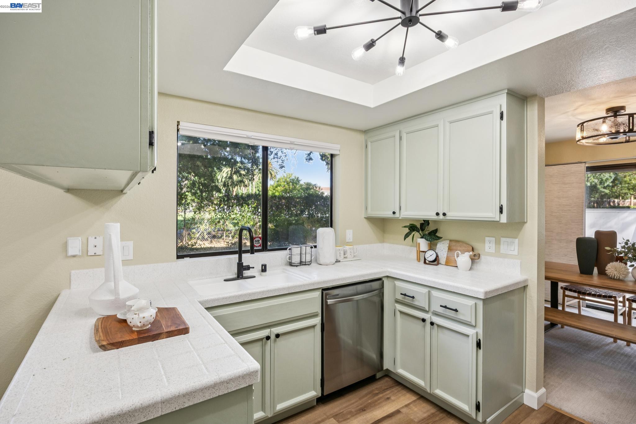 Detail Gallery Image 13 of 45 For 4926 Red Creek Dr, San Jose,  CA 95136 - 3 Beds | 2/1 Baths