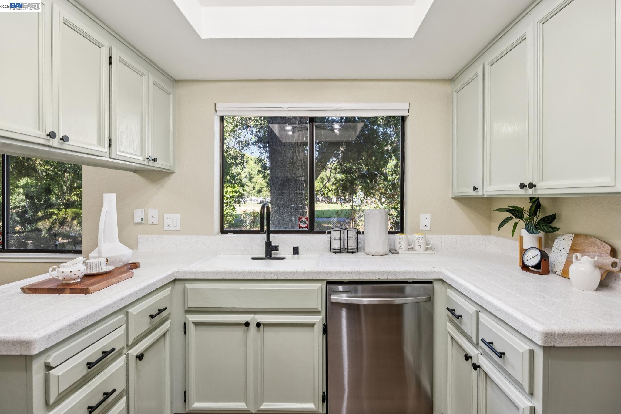 Detail Gallery Image 14 of 45 For 4926 Red Creek Dr, San Jose,  CA 95136 - 3 Beds | 2/1 Baths