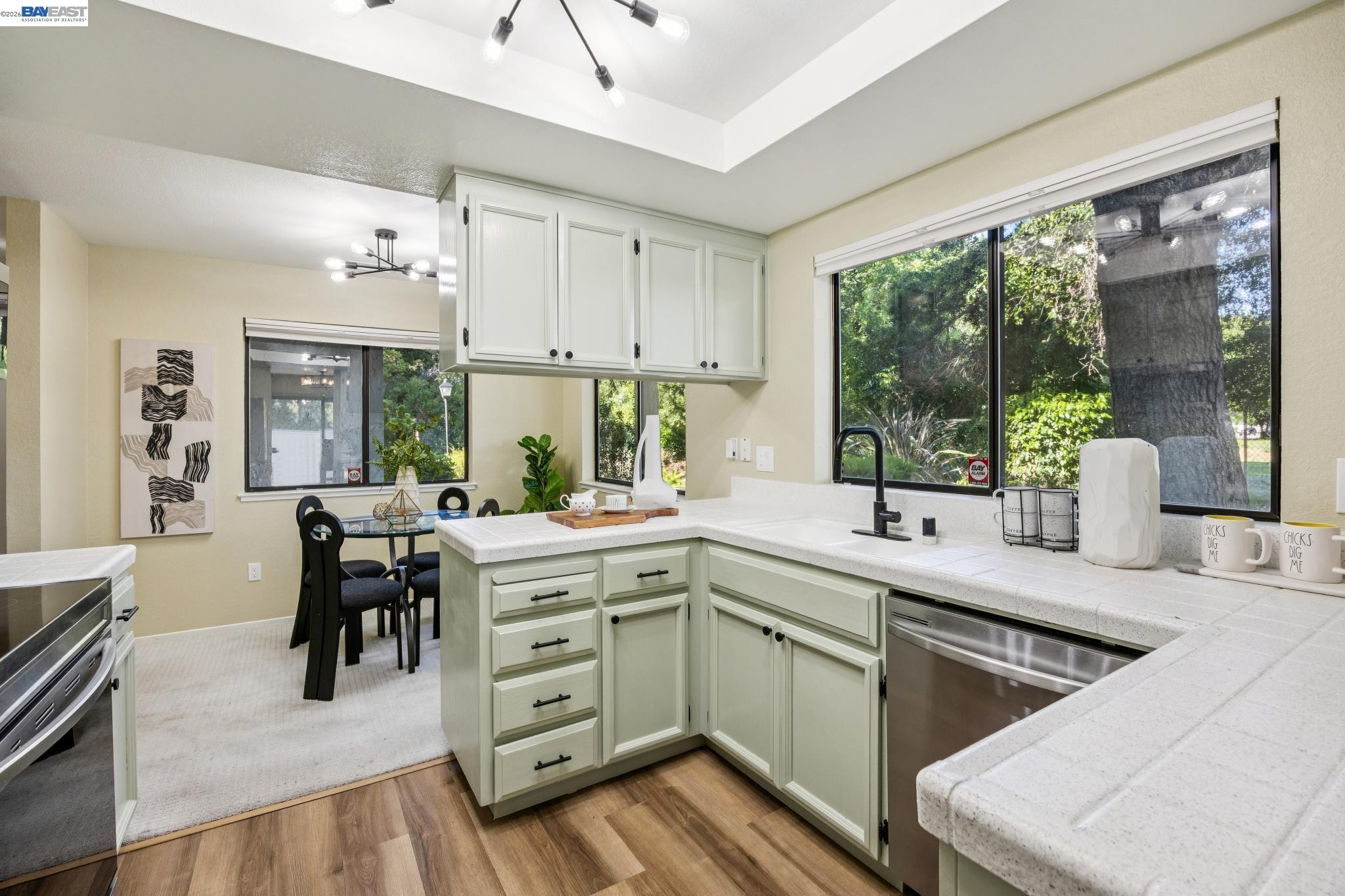 Detail Gallery Image 15 of 45 For 4926 Red Creek Dr, San Jose,  CA 95136 - 3 Beds | 2/1 Baths