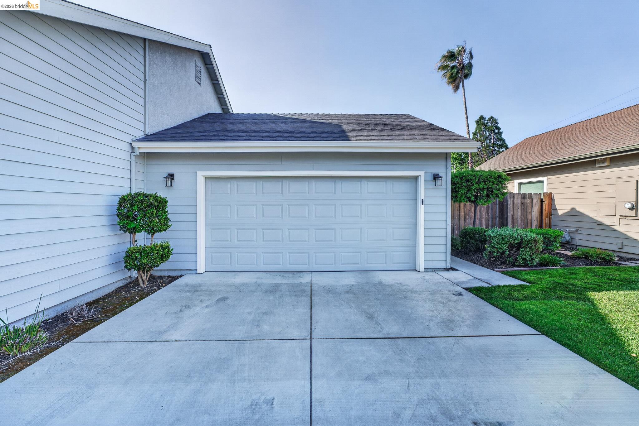 Detail Gallery Image 3 of 16 For 813 S School St, Lodi,  CA 95240 - 3 Beds | 2 Baths