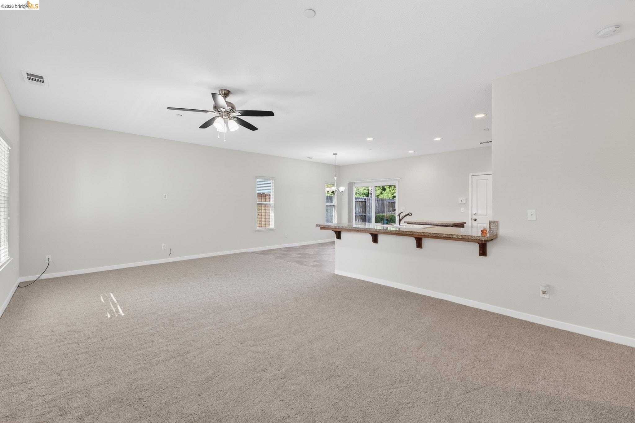 Detail Gallery Image 4 of 16 For 813 S School St, Lodi,  CA 95240 - 3 Beds | 2 Baths