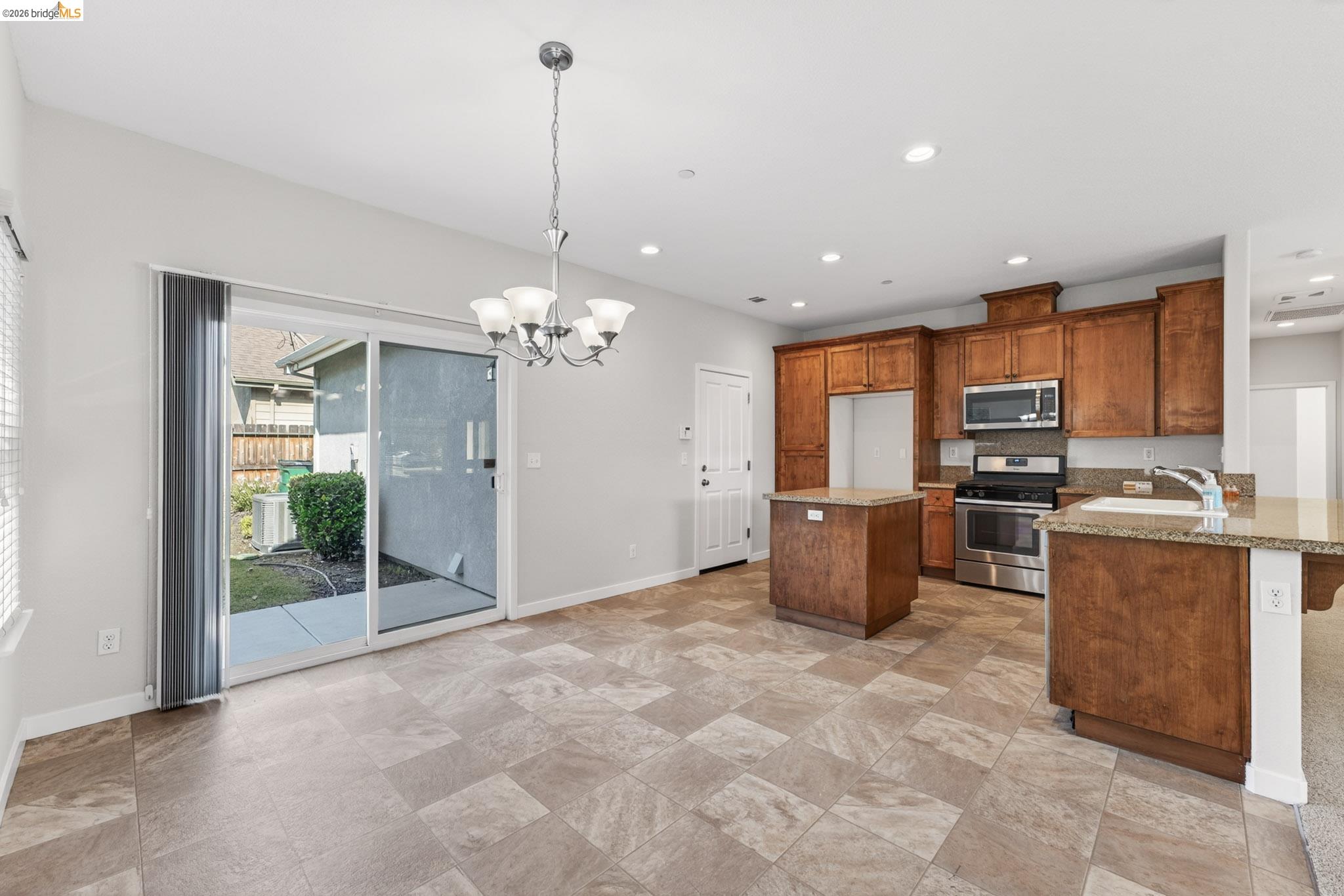 Detail Gallery Image 6 of 16 For 813 S School St, Lodi,  CA 95240 - 3 Beds | 2 Baths