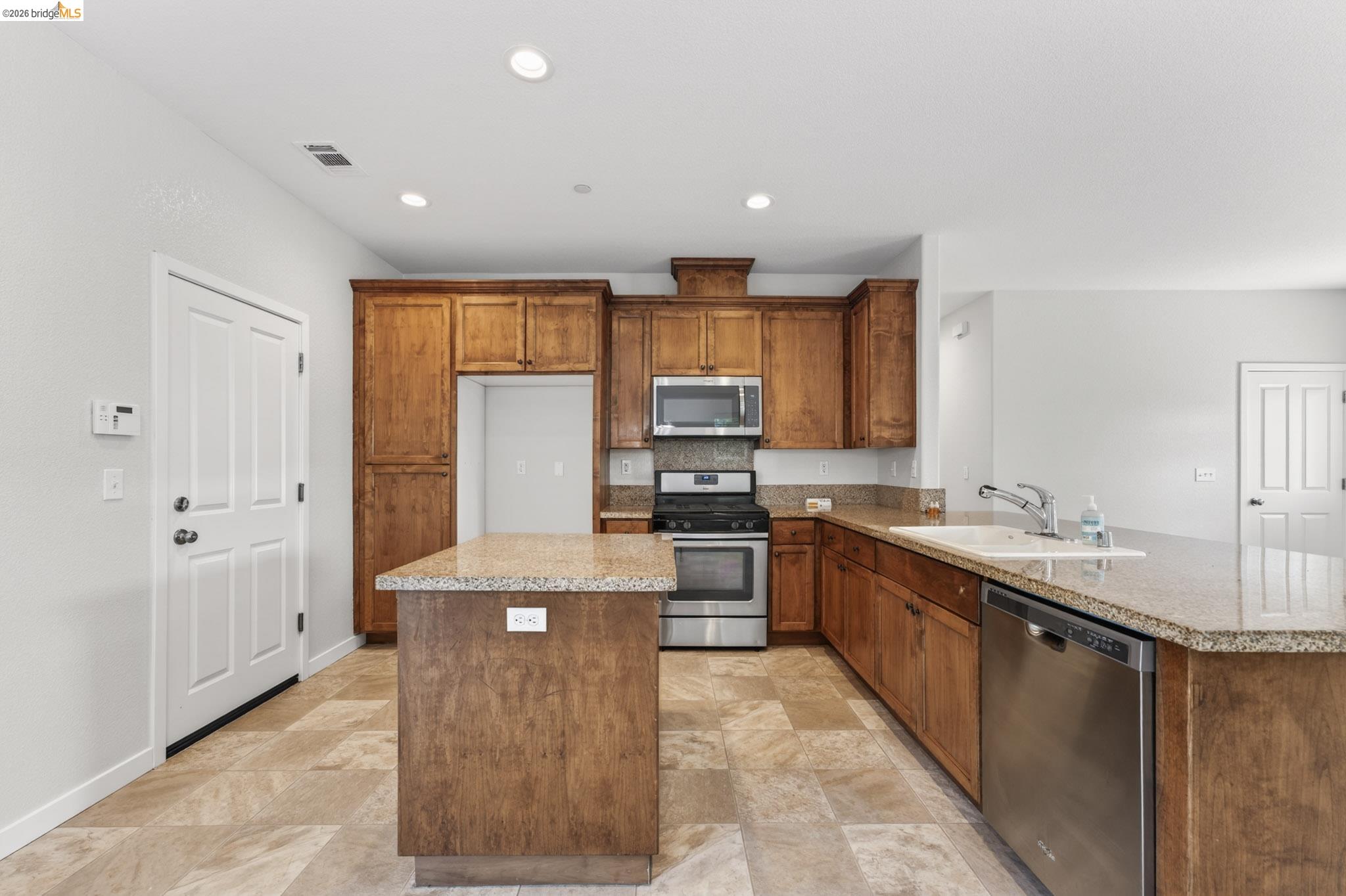 Detail Gallery Image 7 of 16 For 813 S School St, Lodi,  CA 95240 - 3 Beds | 2 Baths