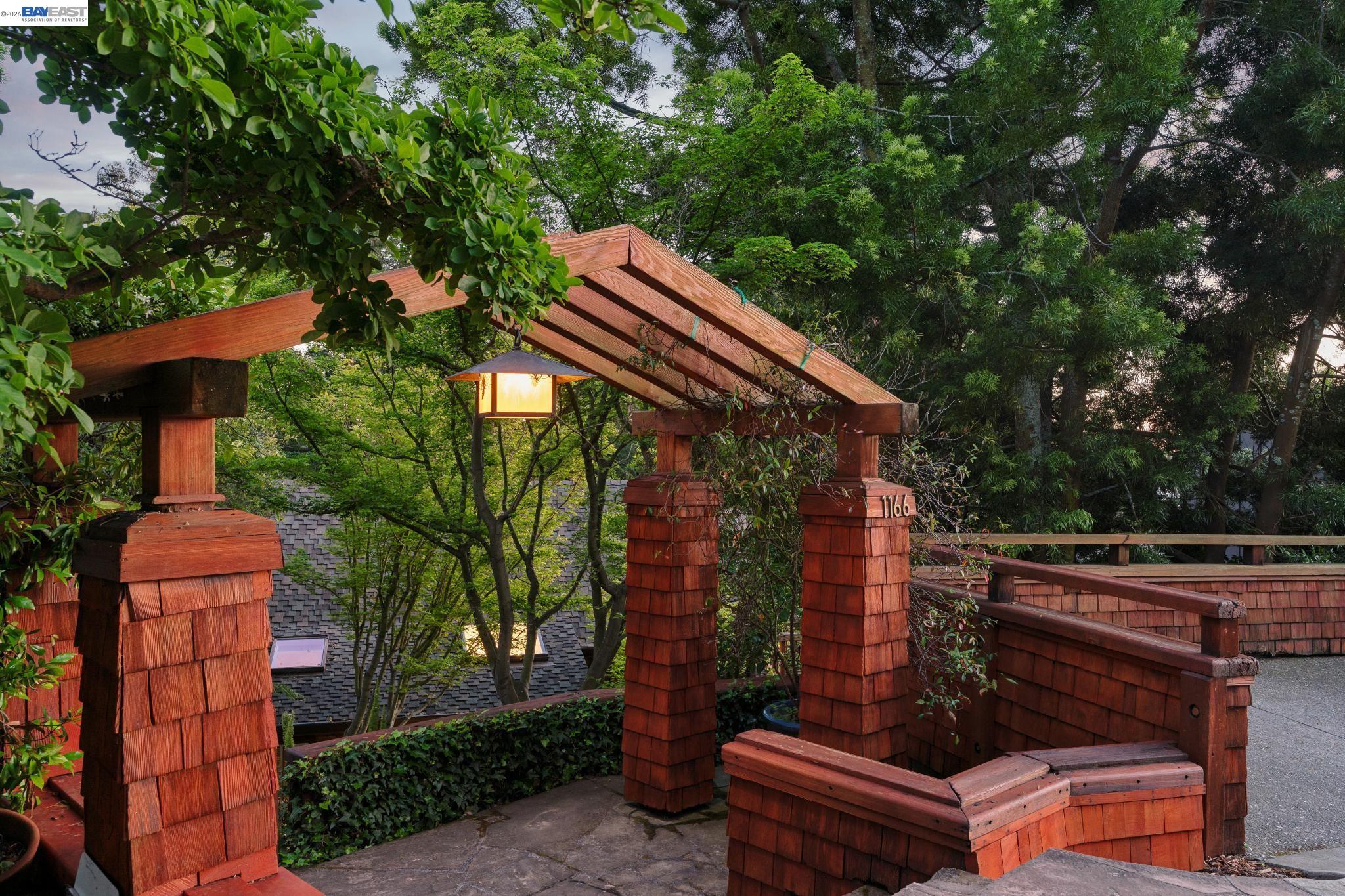 Detail Gallery Image 14 of 60 For 1166 Cragmont Avenue, Berkeley,  CA 94708 - 3 Beds | 3 Baths