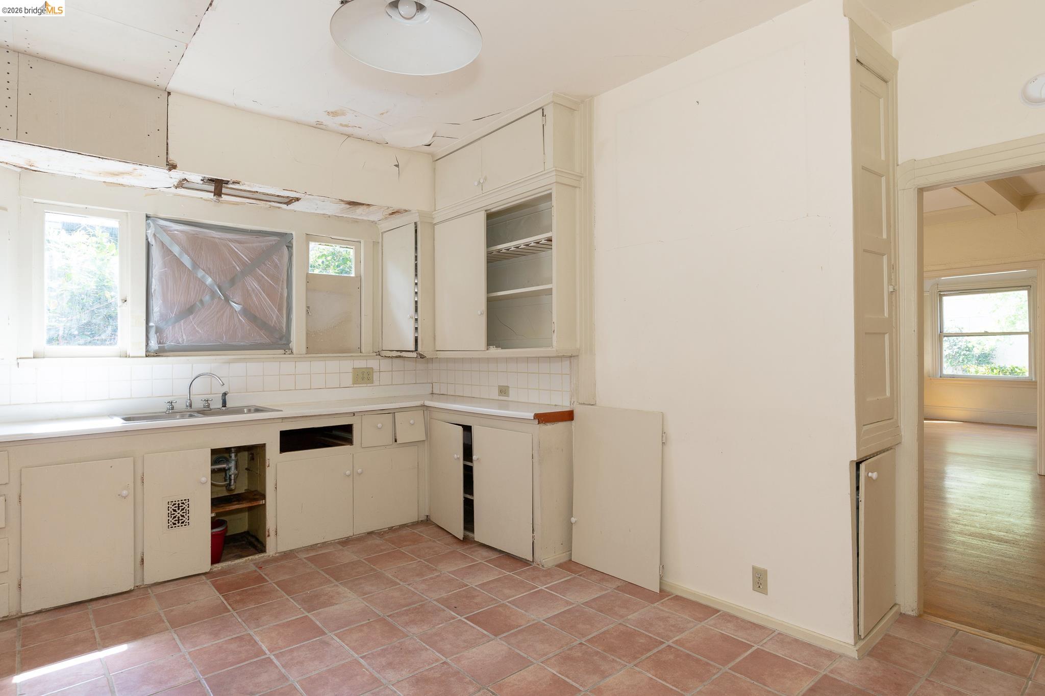 Detail Gallery Image 12 of 25 For 42 Linda Ave, Oakland,  CA 94611 - 3 Beds | 1/1 Baths