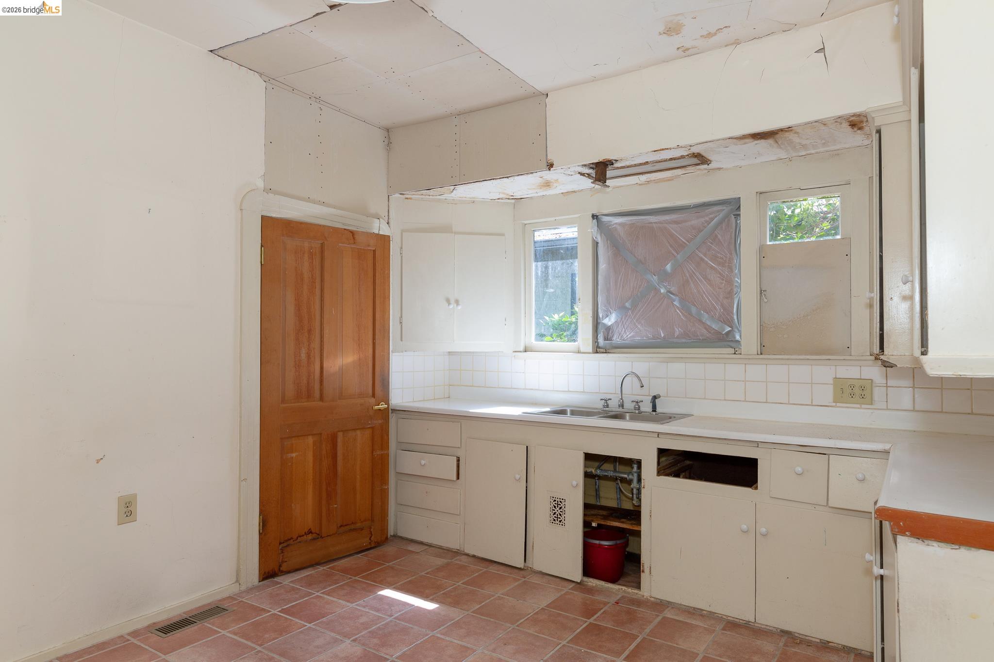 Detail Gallery Image 13 of 25 For 42 Linda Ave, Oakland,  CA 94611 - 3 Beds | 1/1 Baths