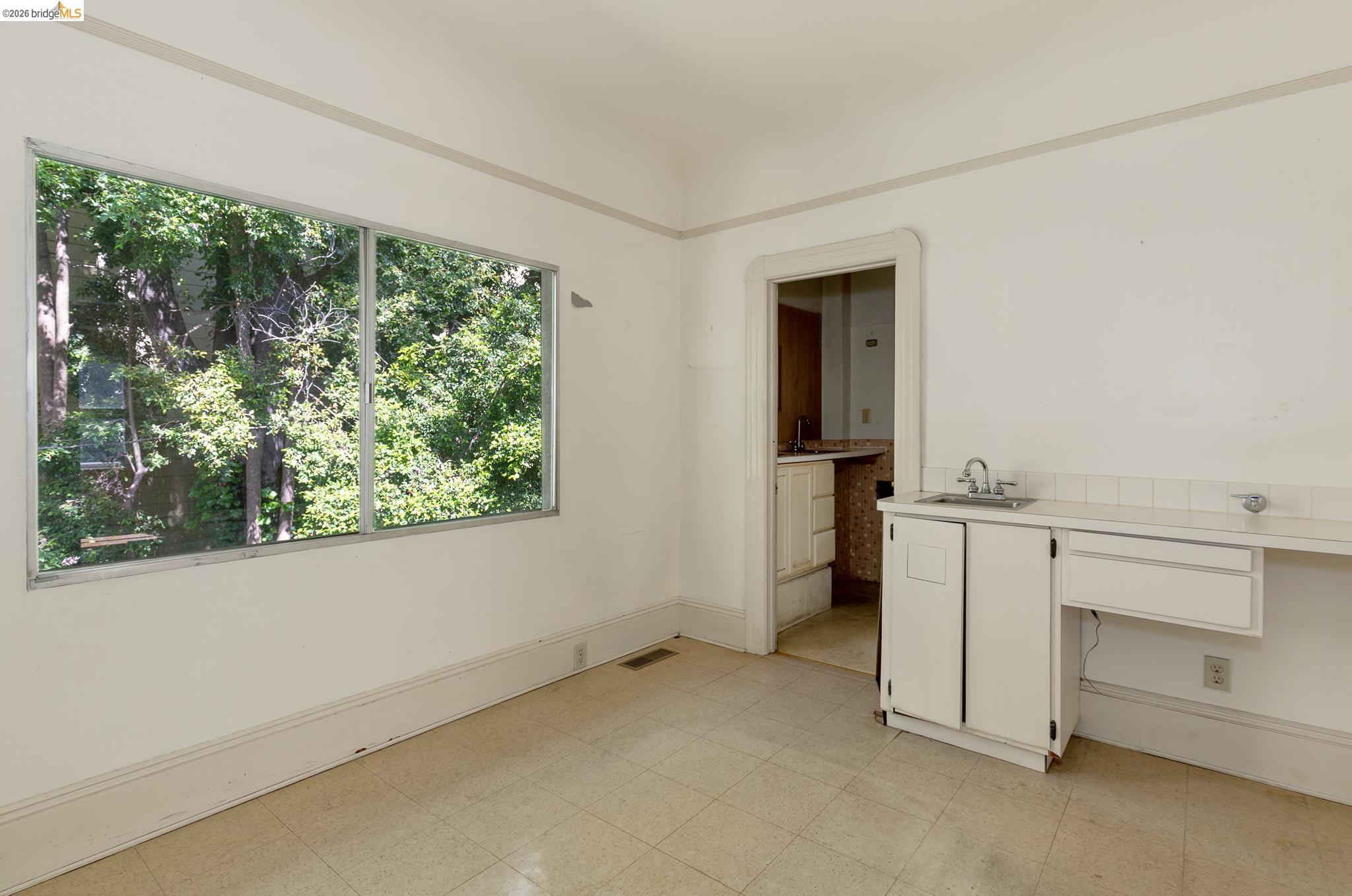 Detail Gallery Image 14 of 25 For 42 Linda Ave, Oakland,  CA 94611 - 3 Beds | 1/1 Baths