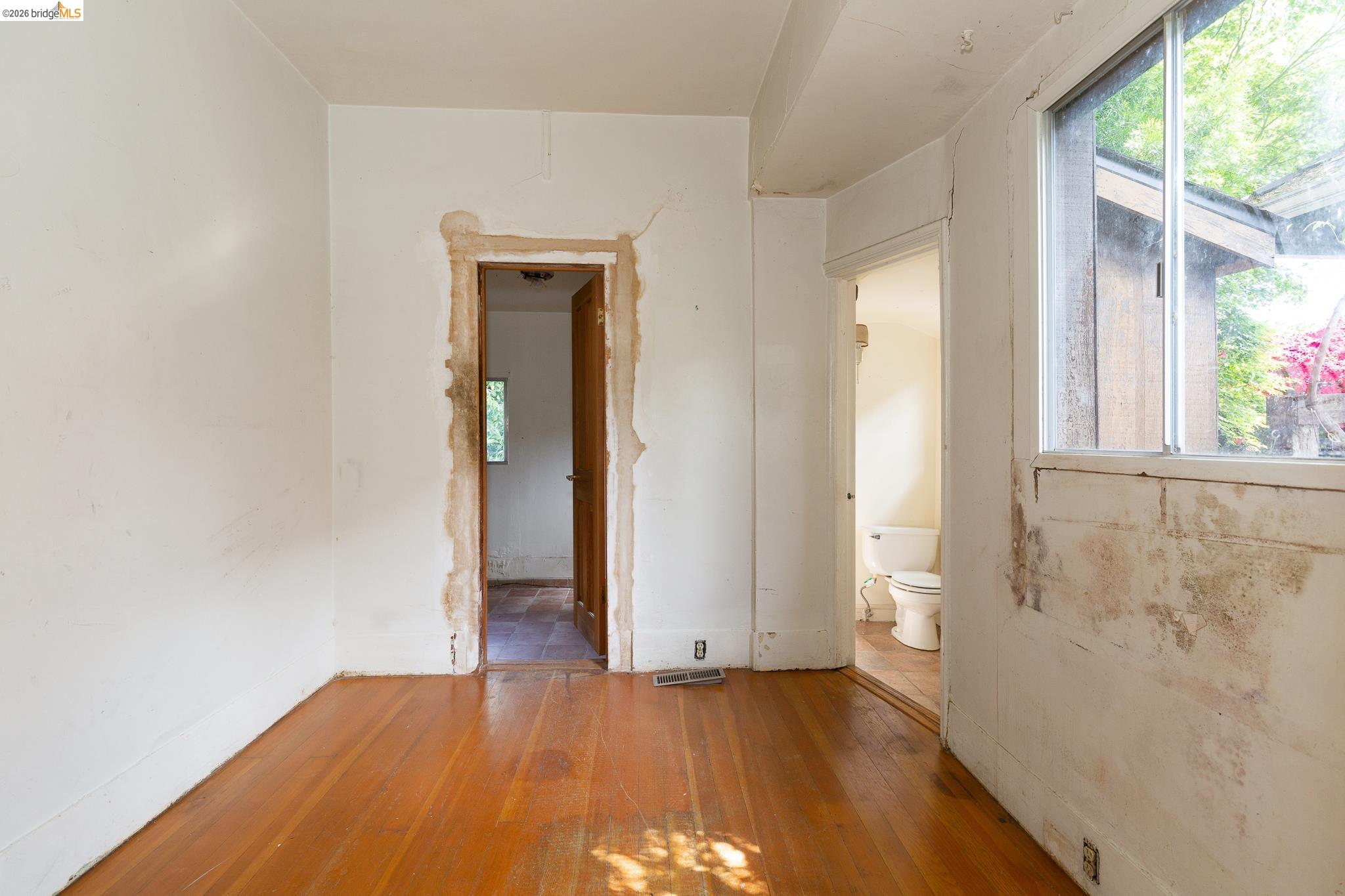 Detail Gallery Image 17 of 25 For 42 Linda Ave, Oakland,  CA 94611 - 3 Beds | 1/1 Baths