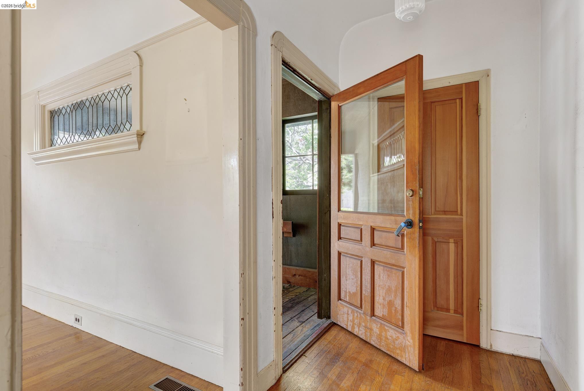 Detail Gallery Image 4 of 25 For 42 Linda Ave, Oakland,  CA 94611 - 3 Beds | 1/1 Baths