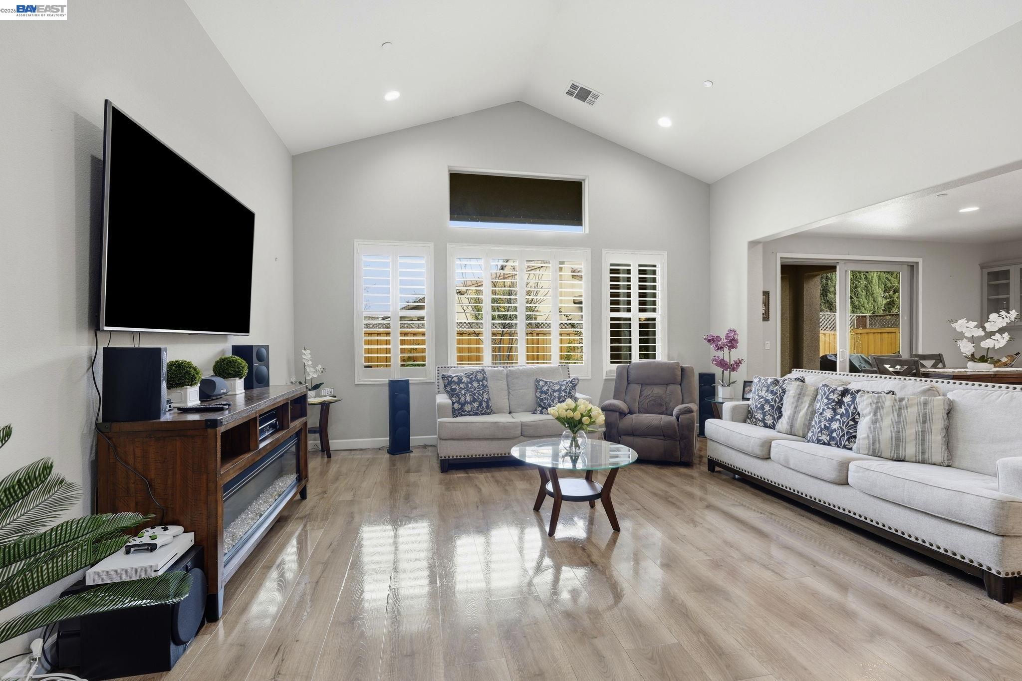 Detail Gallery Image 2 of 24 For 1176 Duomo Way, Manteca,  CA 95337 - 4 Beds | 3/1 Baths