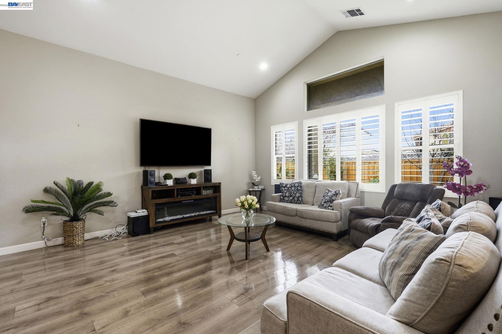 Detail Gallery Image 4 of 24 For 1176 Duomo Way, Manteca,  CA 95337 - 4 Beds | 3/1 Baths