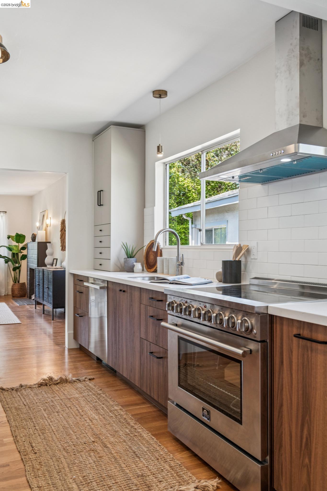 Detail Gallery Image 11 of 37 For 2323 Browning St, Berkeley,  CA 94702 - 3 Beds | 1 Baths