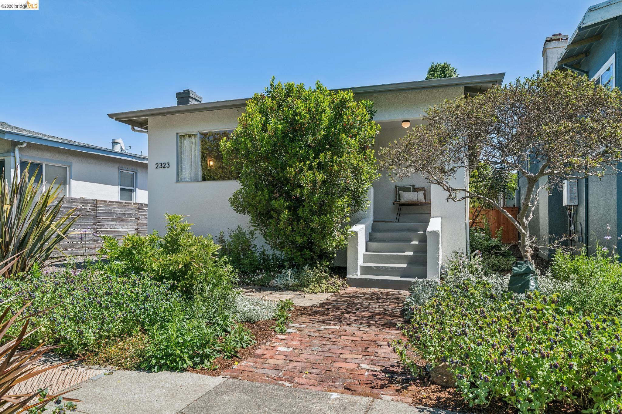 Detail Gallery Image 3 of 37 For 2323 Browning St, Berkeley,  CA 94702 - 3 Beds | 1 Baths