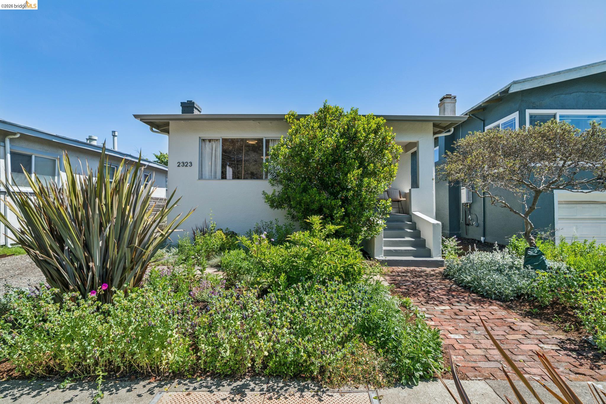 Detail Gallery Image 4 of 37 For 2323 Browning St, Berkeley,  CA 94702 - 3 Beds | 1 Baths