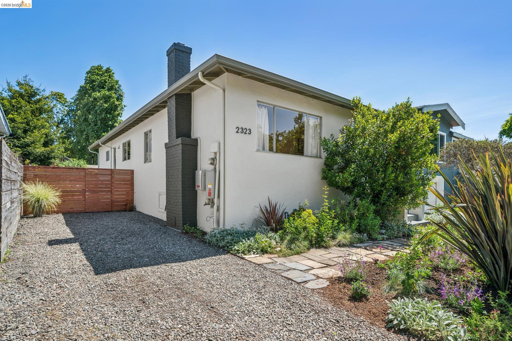 Detail Gallery Image 5 of 37 For 2323 Browning St, Berkeley,  CA 94702 - 3 Beds | 1 Baths