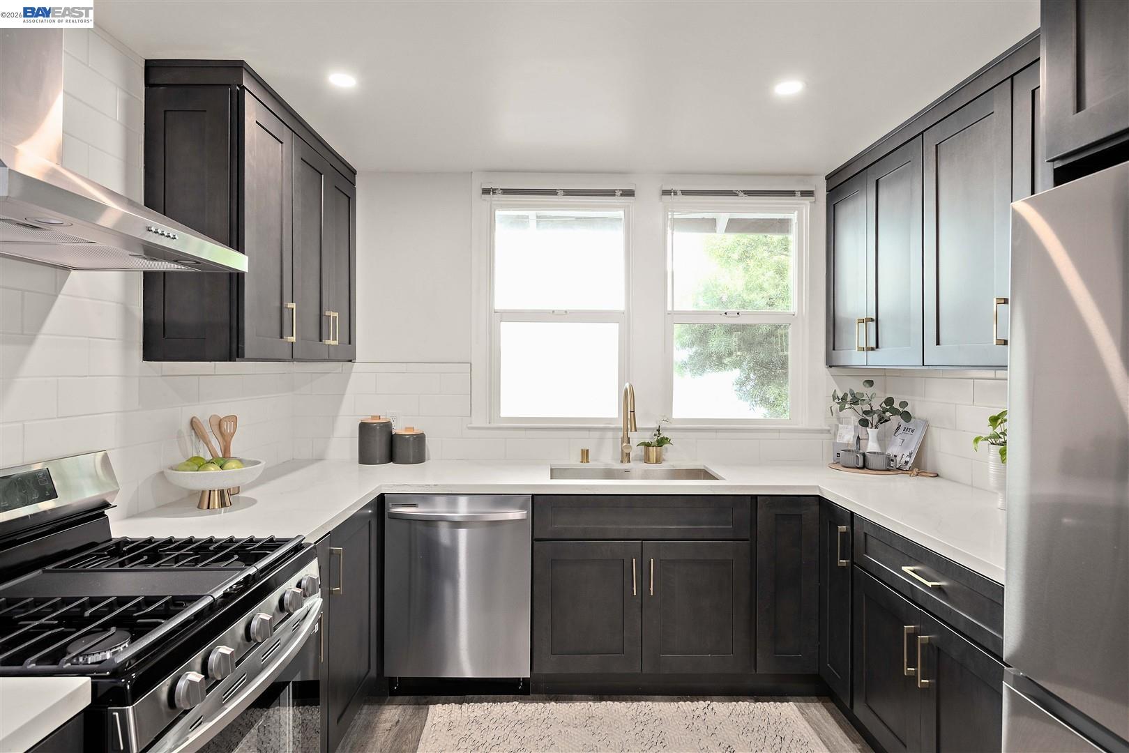 Detail Gallery Image 6 of 44 For 2242 39th Ave, Oakland,  CA 94601 - 3 Beds | 2 Baths