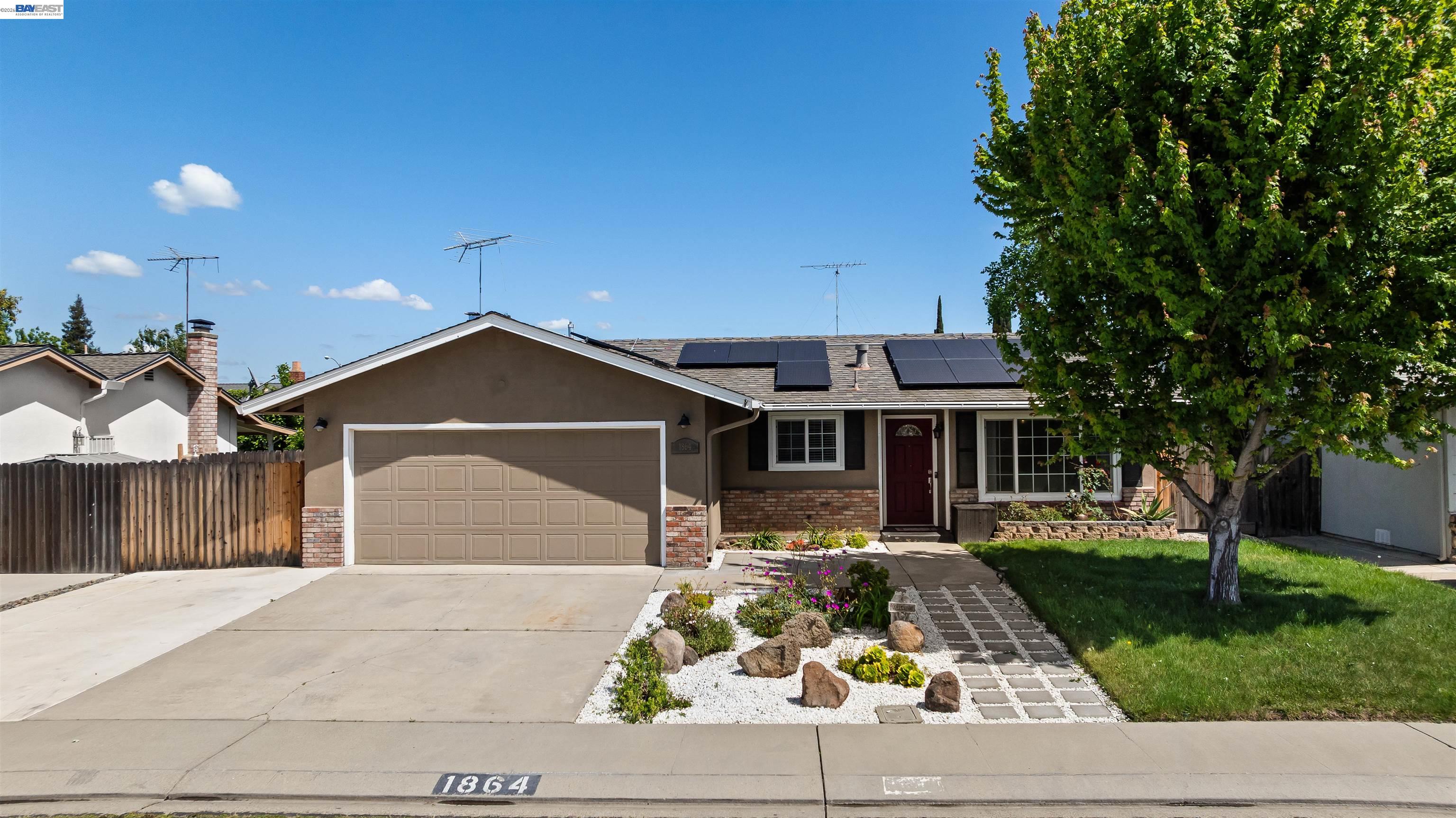 Detail Gallery Image 2 of 42 For 1864 Cherrywood Pl, Manteca,  CA 95336 - 3 Beds | 2 Baths