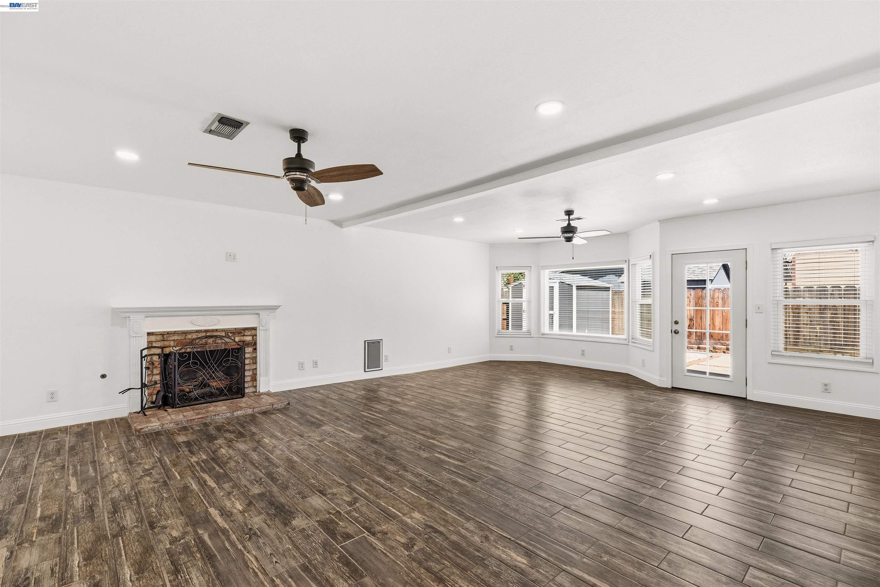 Detail Gallery Image 5 of 42 For 1864 Cherrywood Pl, Manteca,  CA 95336 - 3 Beds | 2 Baths