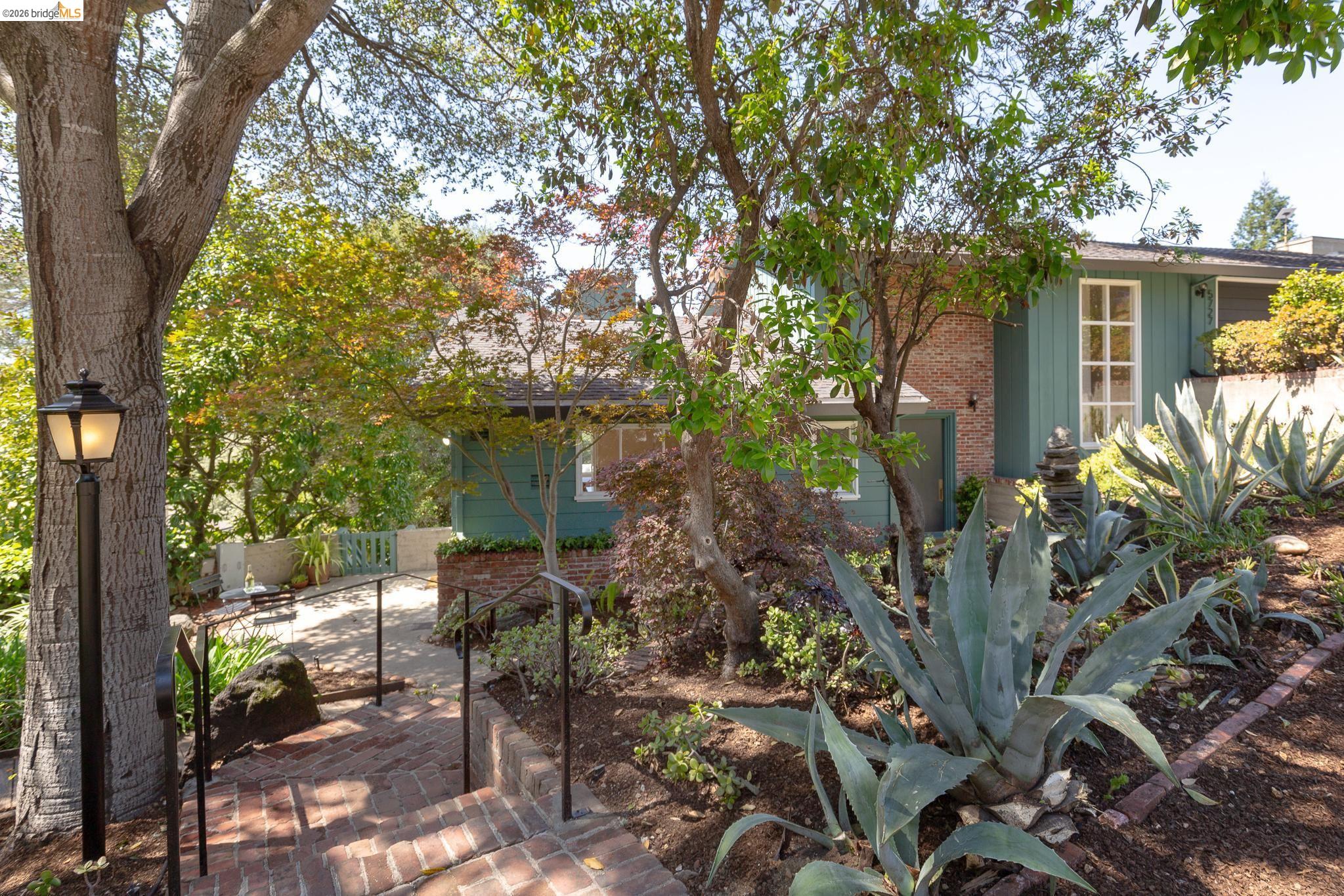 Detail Gallery Image 2 of 58 For 5727 La Salle Ave, Oakland,  CA 94611 - 3 Beds | 2/1 Baths