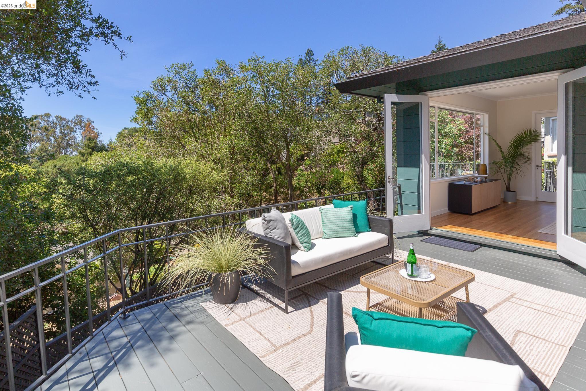 Detail Gallery Image 16 of 58 For 5727 La Salle Ave, Oakland,  CA 94611 - 3 Beds | 2/1 Baths