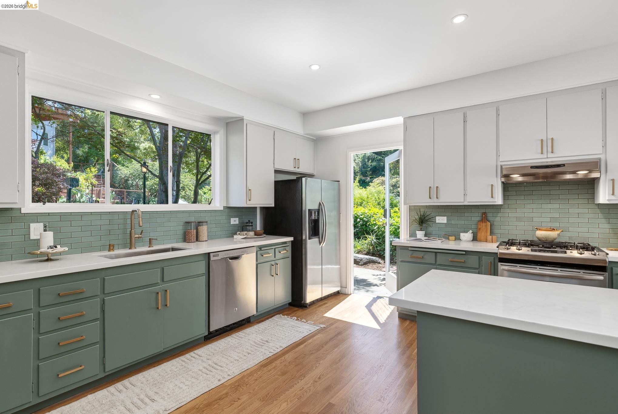 Detail Gallery Image 25 of 58 For 5727 La Salle Ave, Oakland,  CA 94611 - 3 Beds | 2/1 Baths